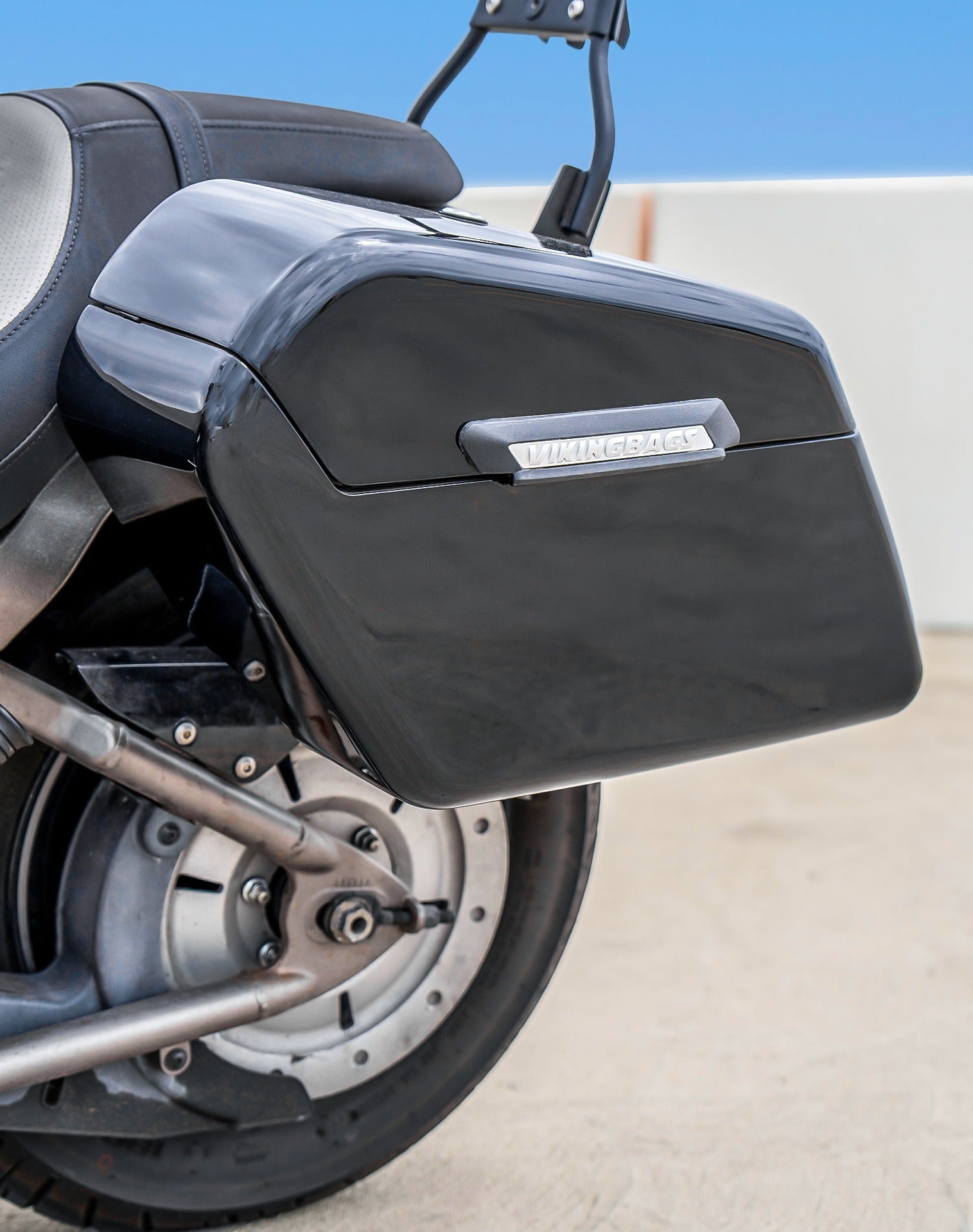 42L - Baldur Extra Large Kawasaki Vulcan 900 Custom VN900C Painted Motorcycle Hard Saddlebags Lifestyle