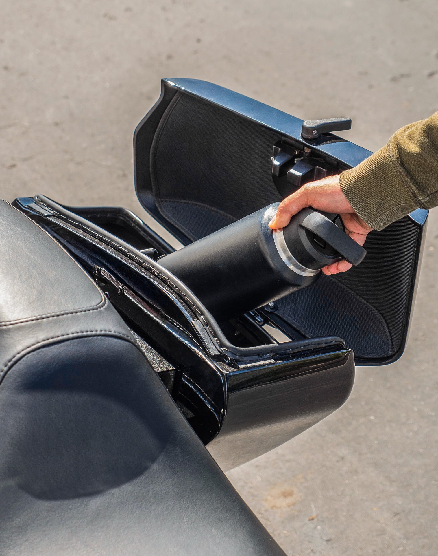 42L - Baldur Extra Large Painted Motorcycle Hard Saddlebags for Harley Softail Deluxe FLSTN/I v4