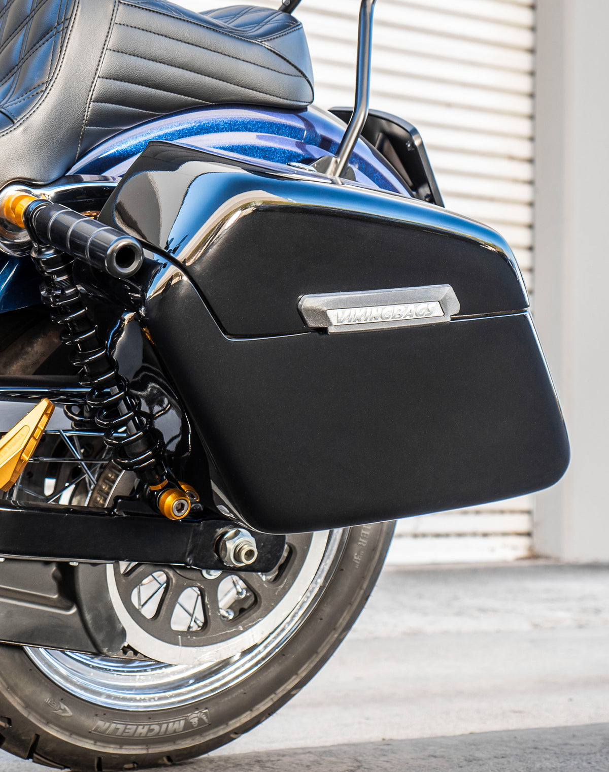 38L - Baldur XL Shock Cut-Out Painted Hard Saddlebags for Harley Dyna Super Glide Custom FXDC/I v2
