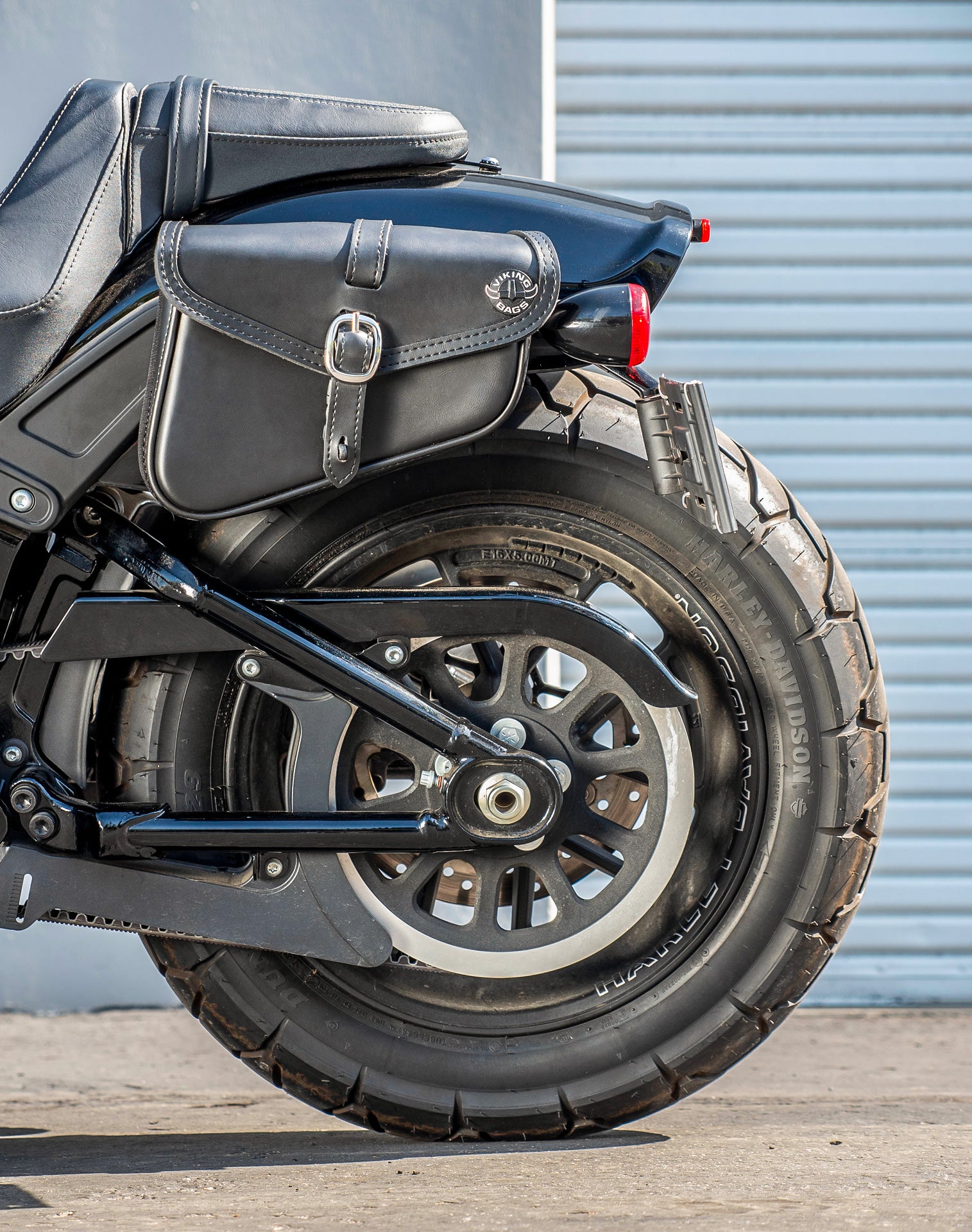 2L - Diablo Plain Leather Motorcycle Left Solo Bag For Harley Softail Fat Bob FXFB/S Life Style