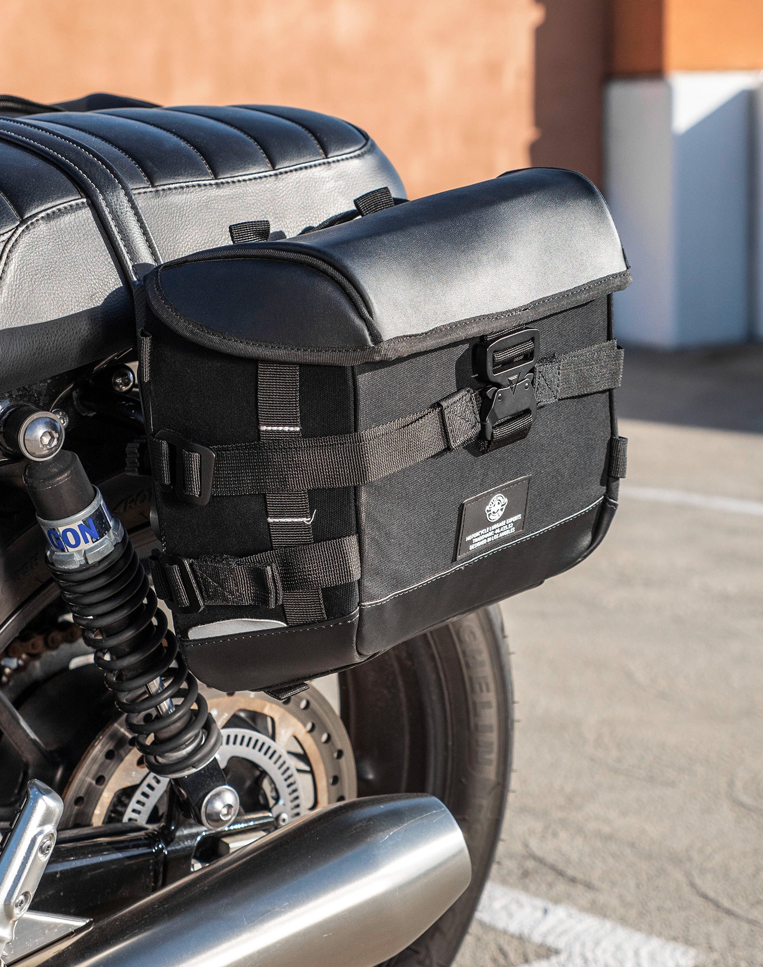 20L - Incognito Quick-Mount Small Triumph Speed Twin 900 Saddlebags Life style 2