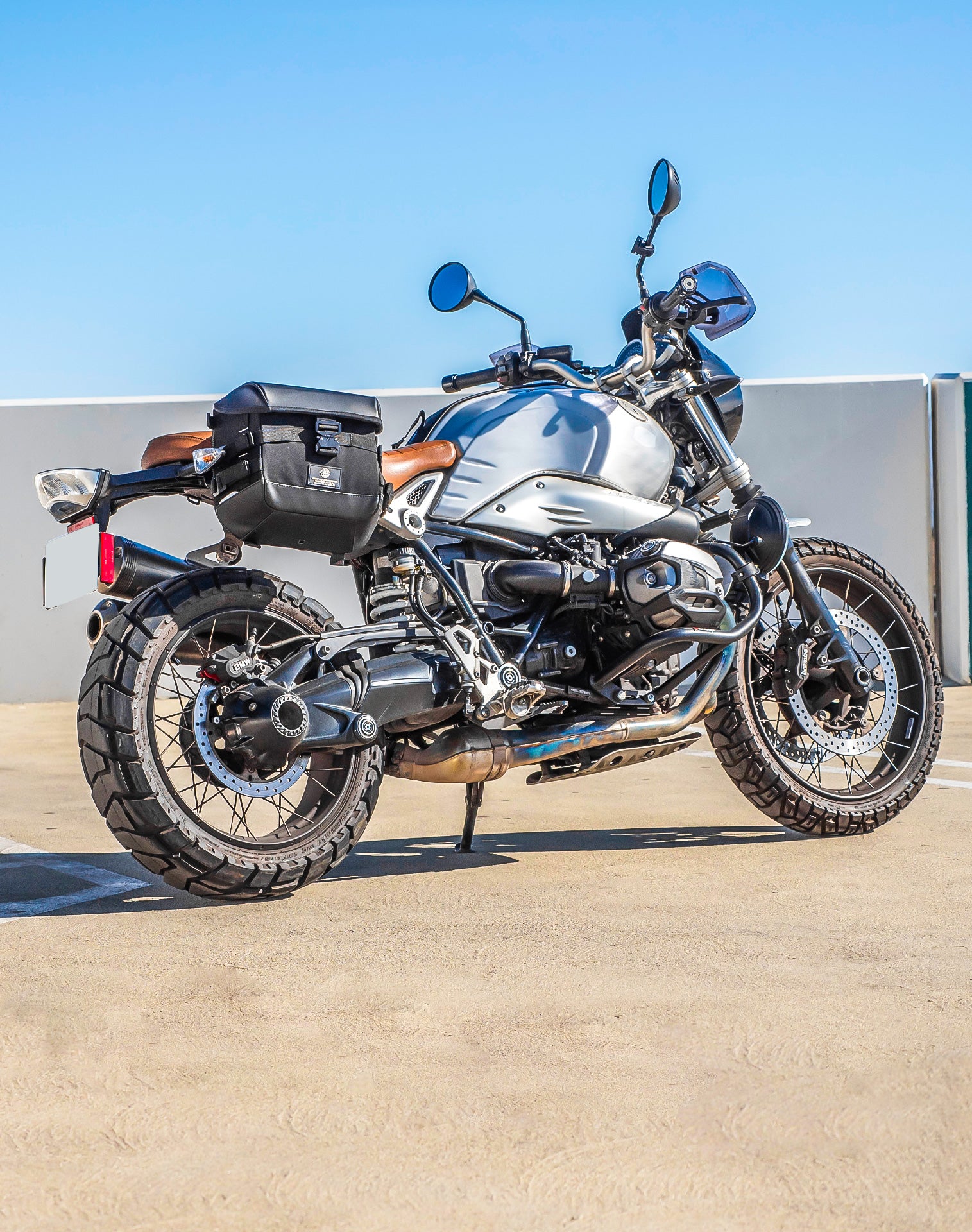 20L - Incognito Quick-Mount Small BMW R nineT Pure/Racer/GS 2014+ Saddlebags Vertical Lifestyle