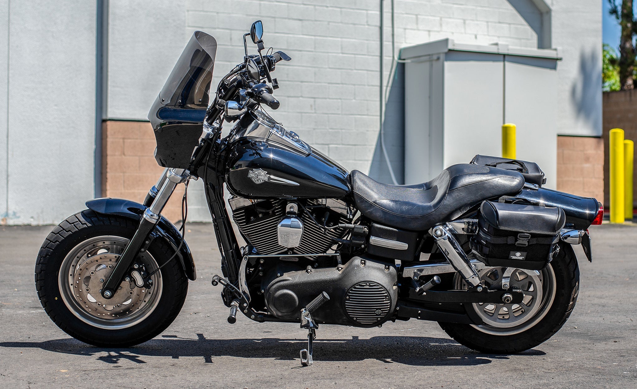 20L - Incognito Quick-Mount Small Saddlebags for Harley Davidson Dyna Fat Bob FXDF/SE Life Style Photo @expand