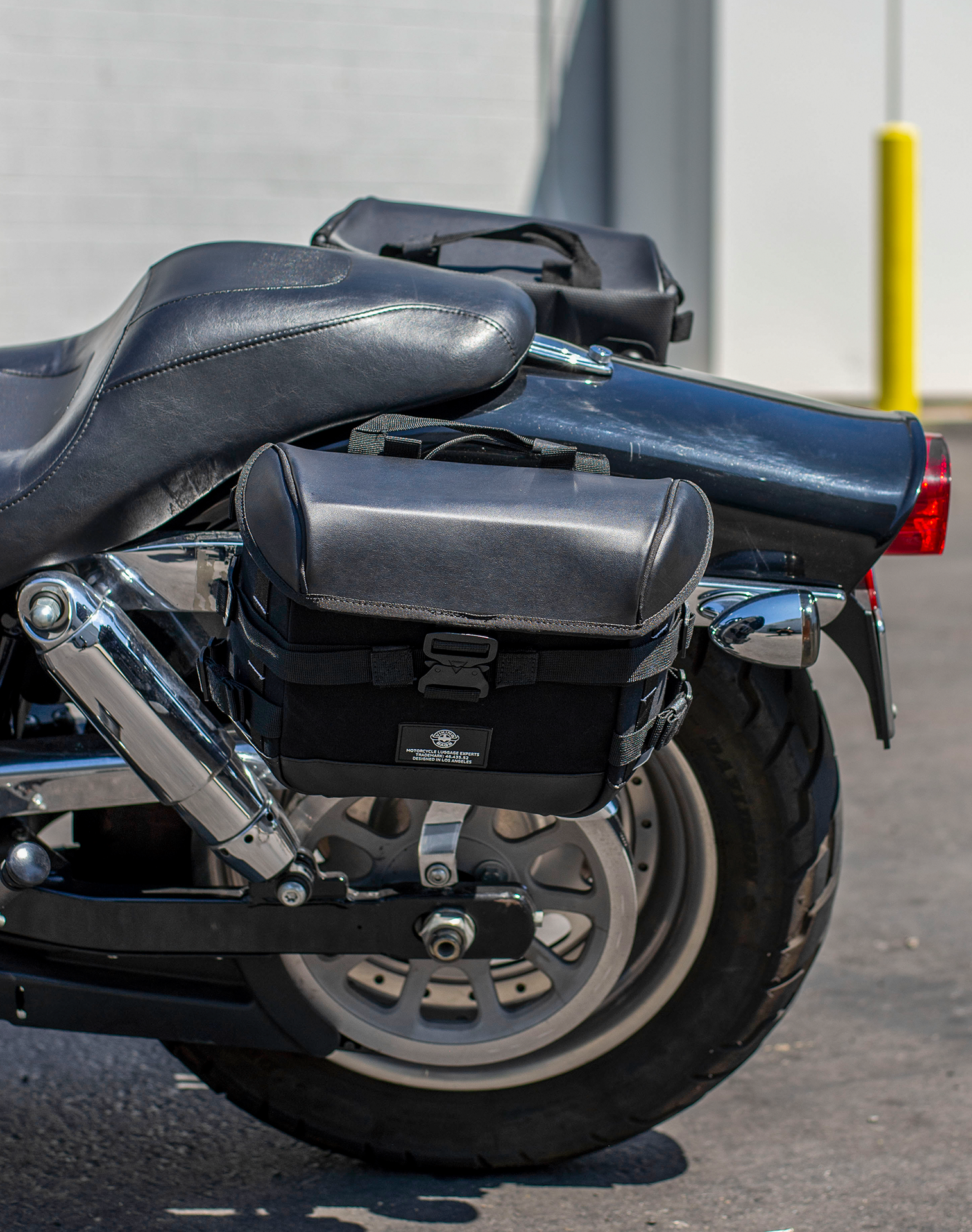 20L - Incognito Quick-Mount Small Saddlebags for Harley Davidson Dyna Fat Bob FXDF/SE Life style 3