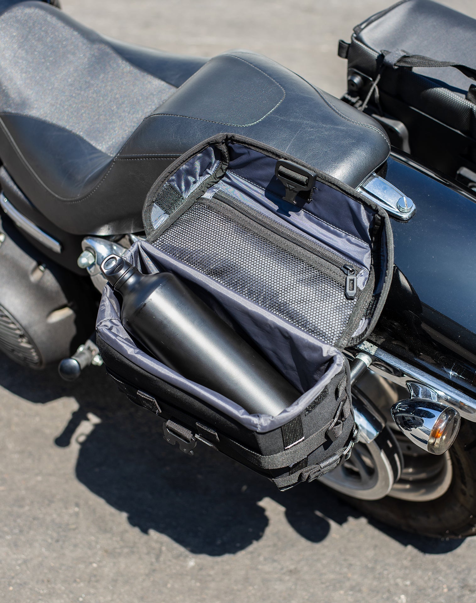 20L - Incognito Quick-Mount Small Saddlebags for Harley Davidson Dyna Fat Bob FXDF/SE Life style 4
