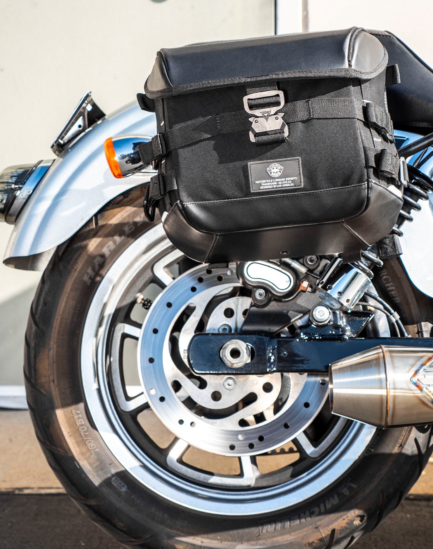 20L - Incognito Quick-Mount Small Saddlebags for Harley Davidson Dyna Low Rider FXDL/I Life style 2