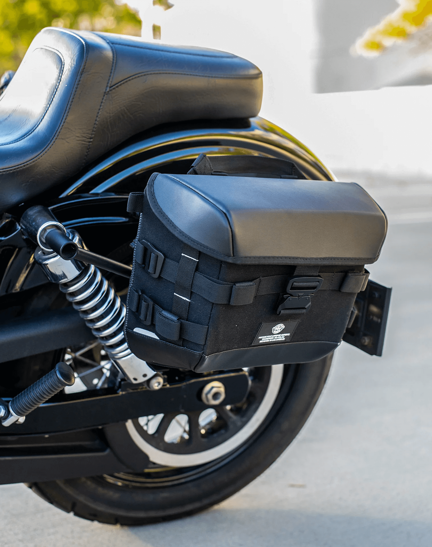 20L - Incognito Quick-Mount Small Saddlebags for Harley Davidson Dyna Low Rider S FXDLS Life style 2