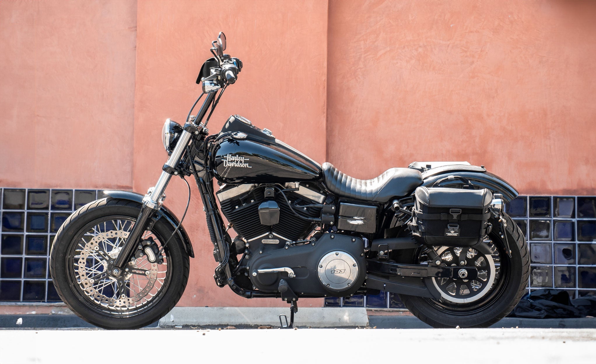 20L - Incognito Quick-Mount Small Saddlebags for Harley Davidson Dyna Street Bob FXDB/I Life Style Photo @expand