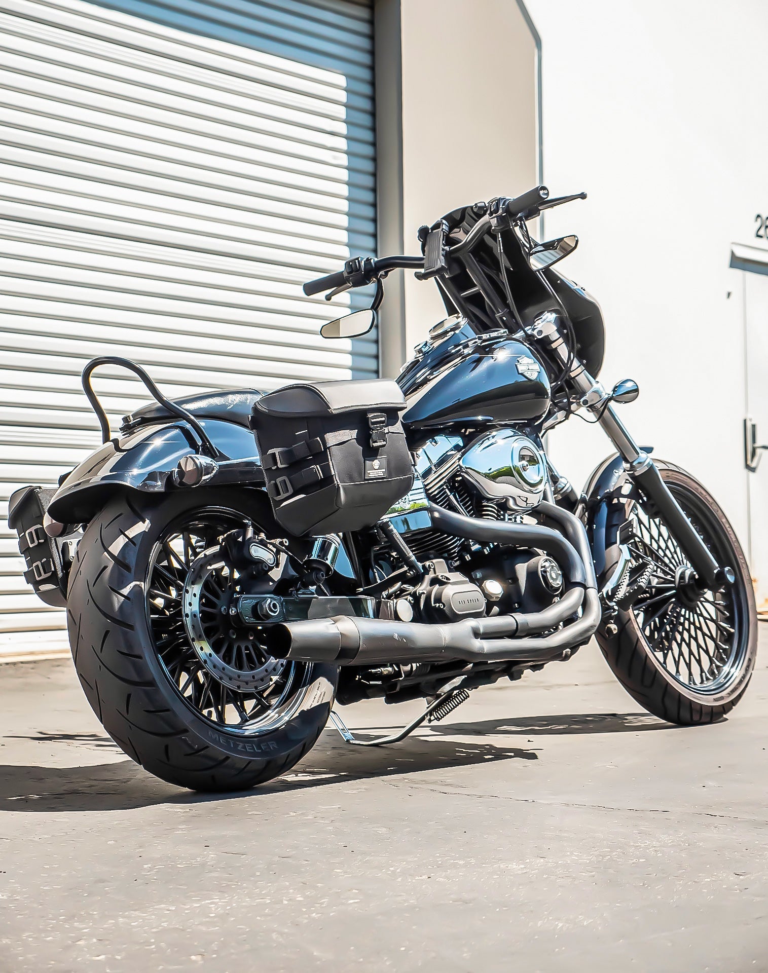 20L - Incognito Quick-Mount Small Saddlebags for Harley Davidson Dyna Wide Glide FXDWG/I Life style 1