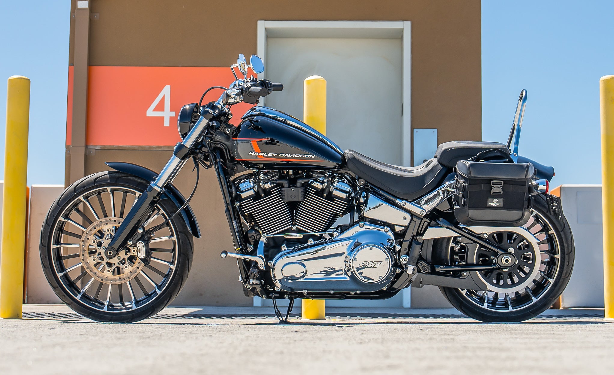20L - Incognito Quick-Mount Small Harley Softail Breakout FXBR/S Saddlebags Life Style Photo @expand