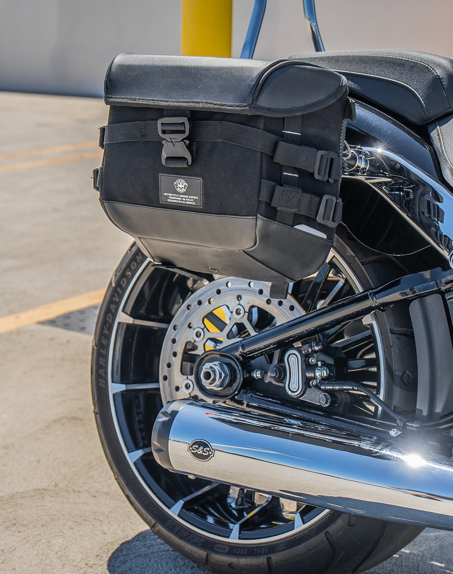 20L - Incognito Quick-Mount Small Harley Softail Breakout FXBR/S Saddlebags Life style 3
