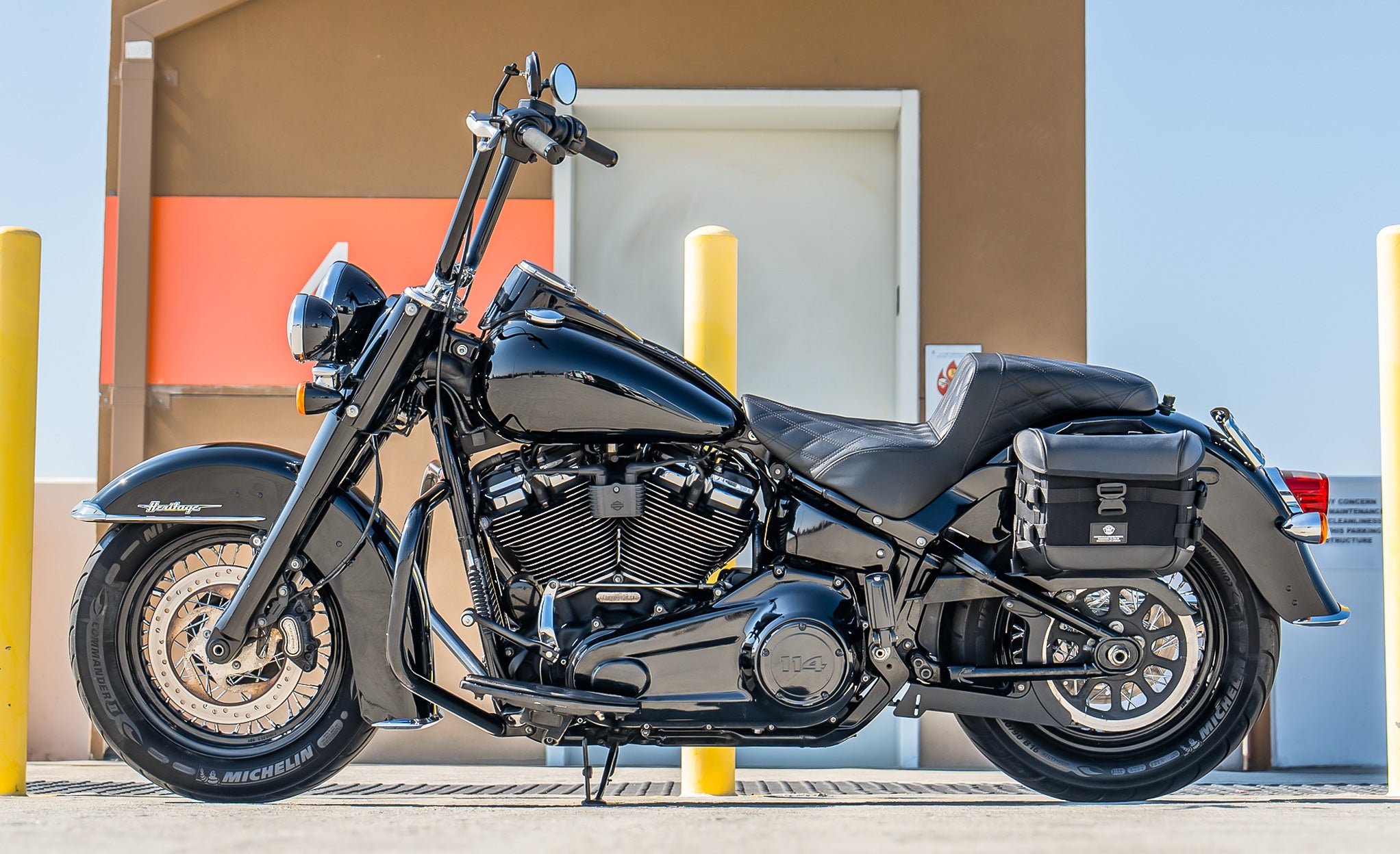 20L - Incognito Quick-Mount Small Saddlebags for Harley Softail Heritage FLHC/S Lifestyle @expand