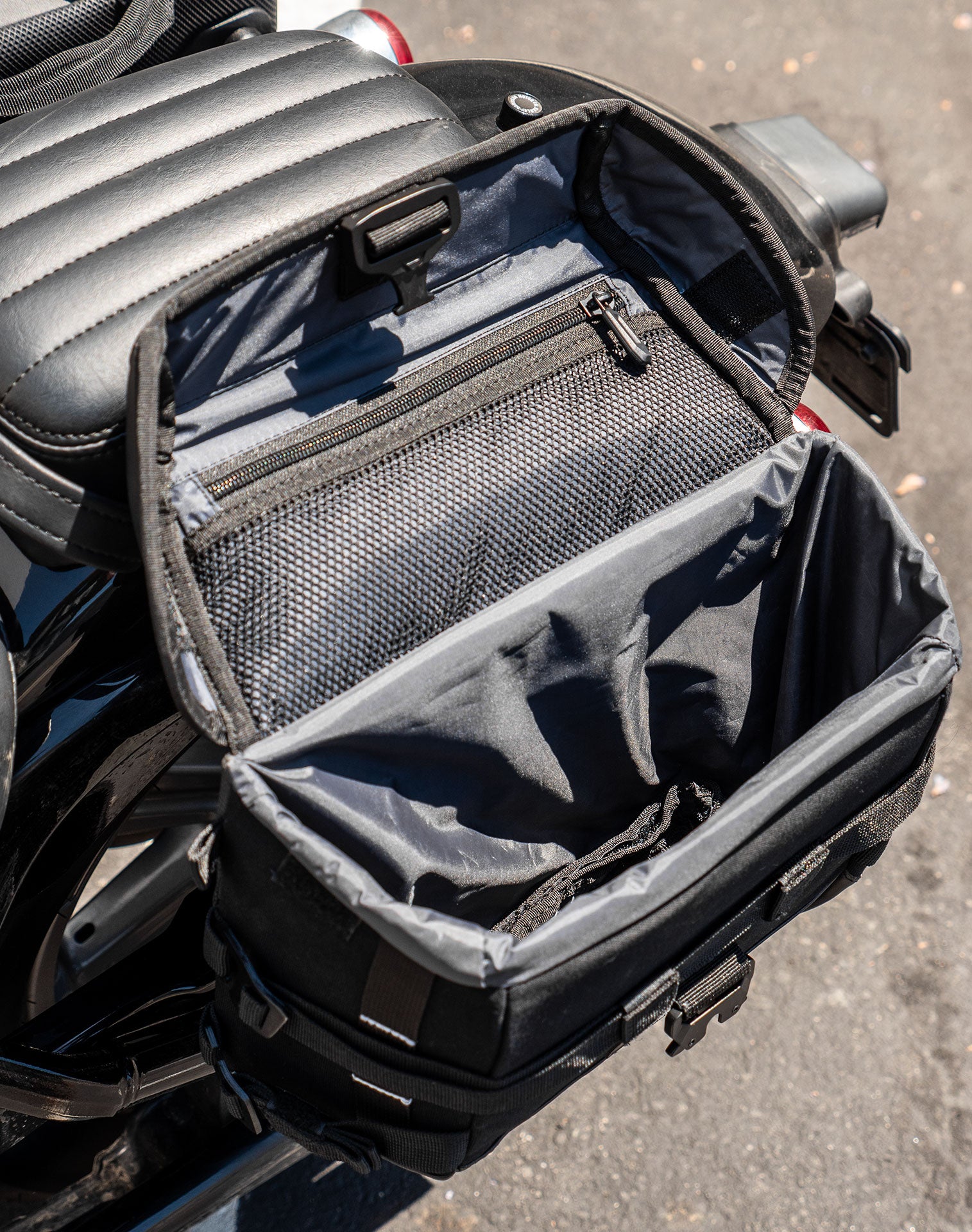 20L - Incognito Quick-Mount Small Saddlebags for Harley Softail Standard FXST Life style 4