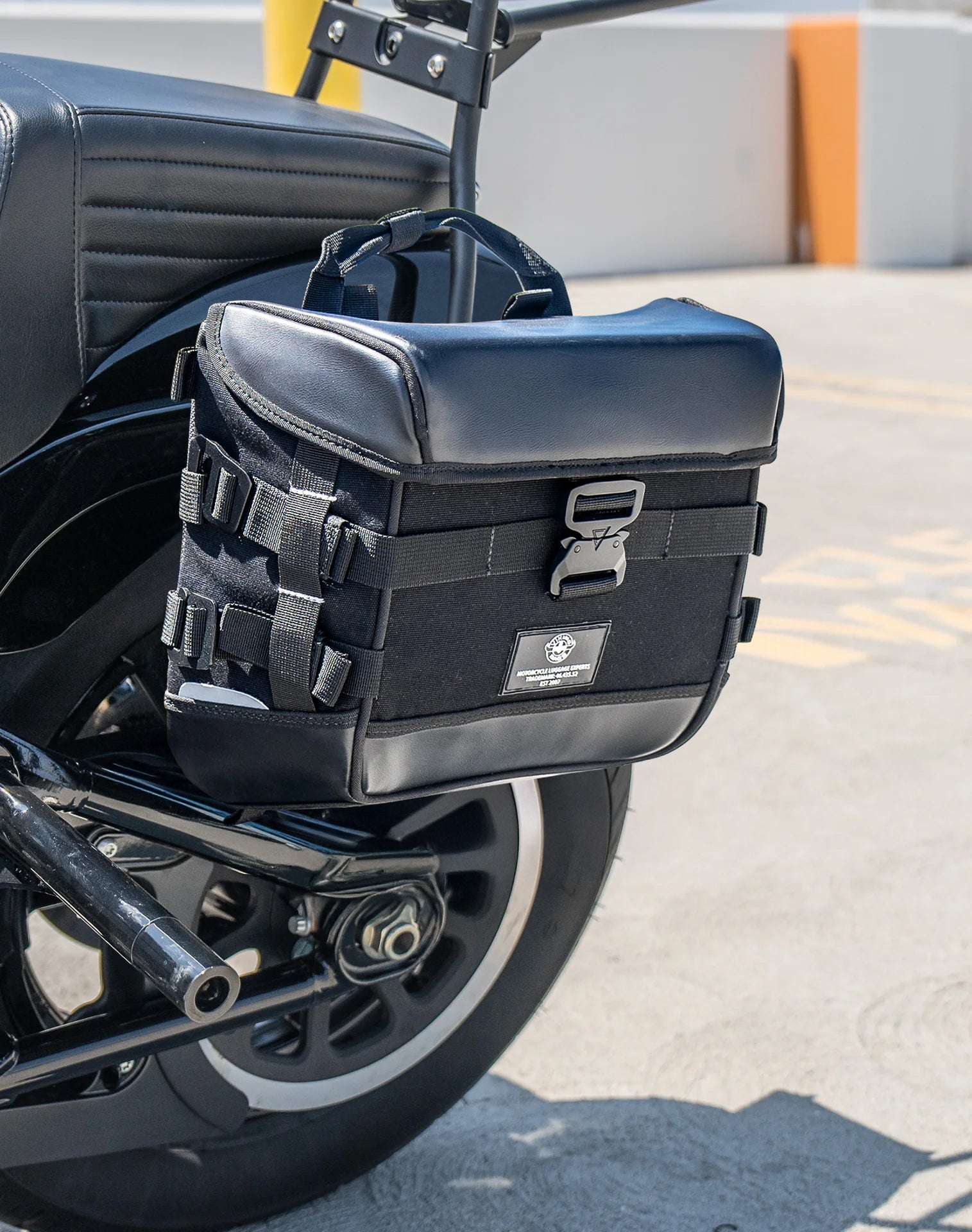 20L - Incognito Quick-Mount Small Saddlebags for Harley Softail Street Bob FXBB Life style 2