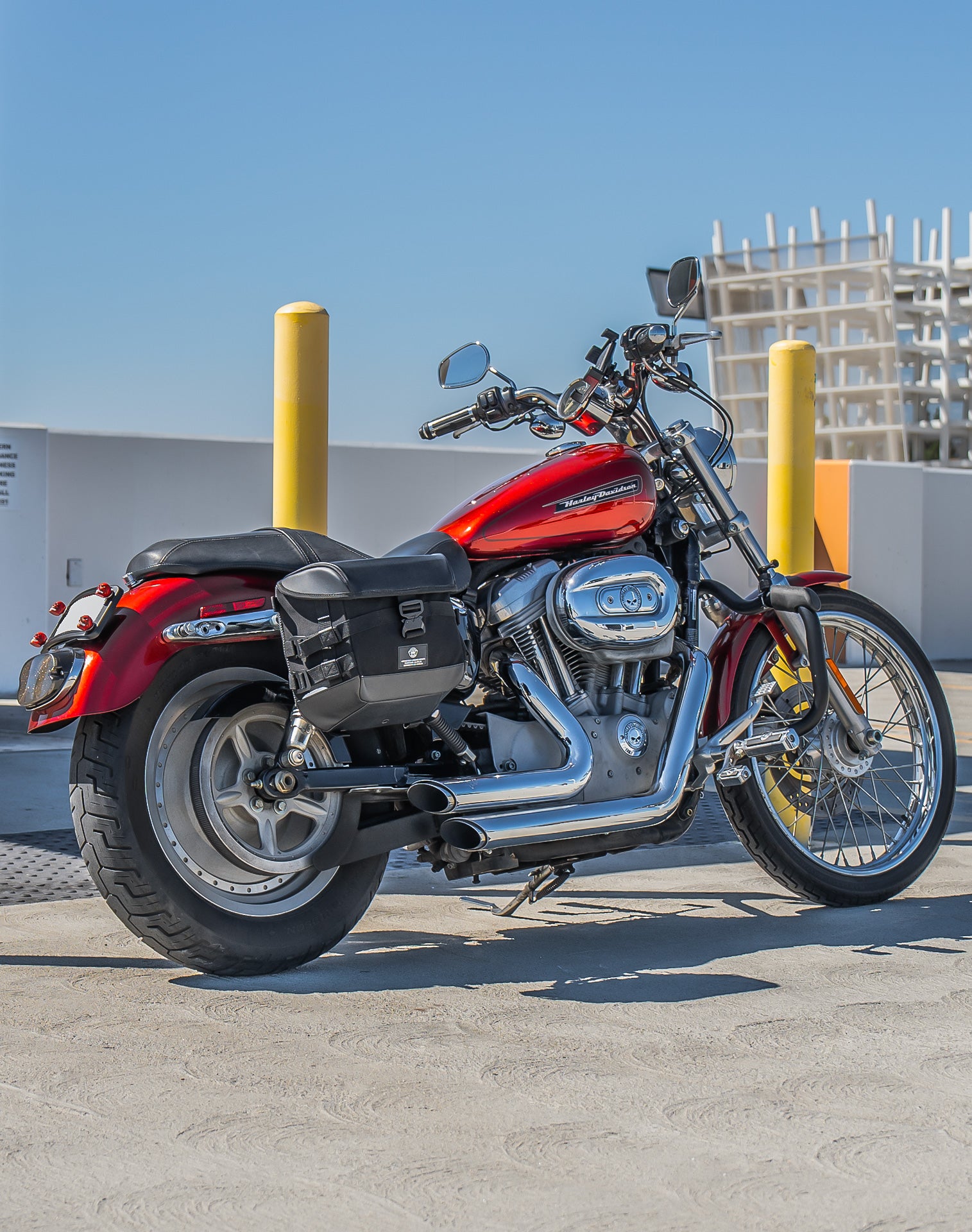 20L - Incognito Quick-Mount Small Saddlebags for Harley Sportster 883 Custom XL883C/XLH883C Lifestyle 1