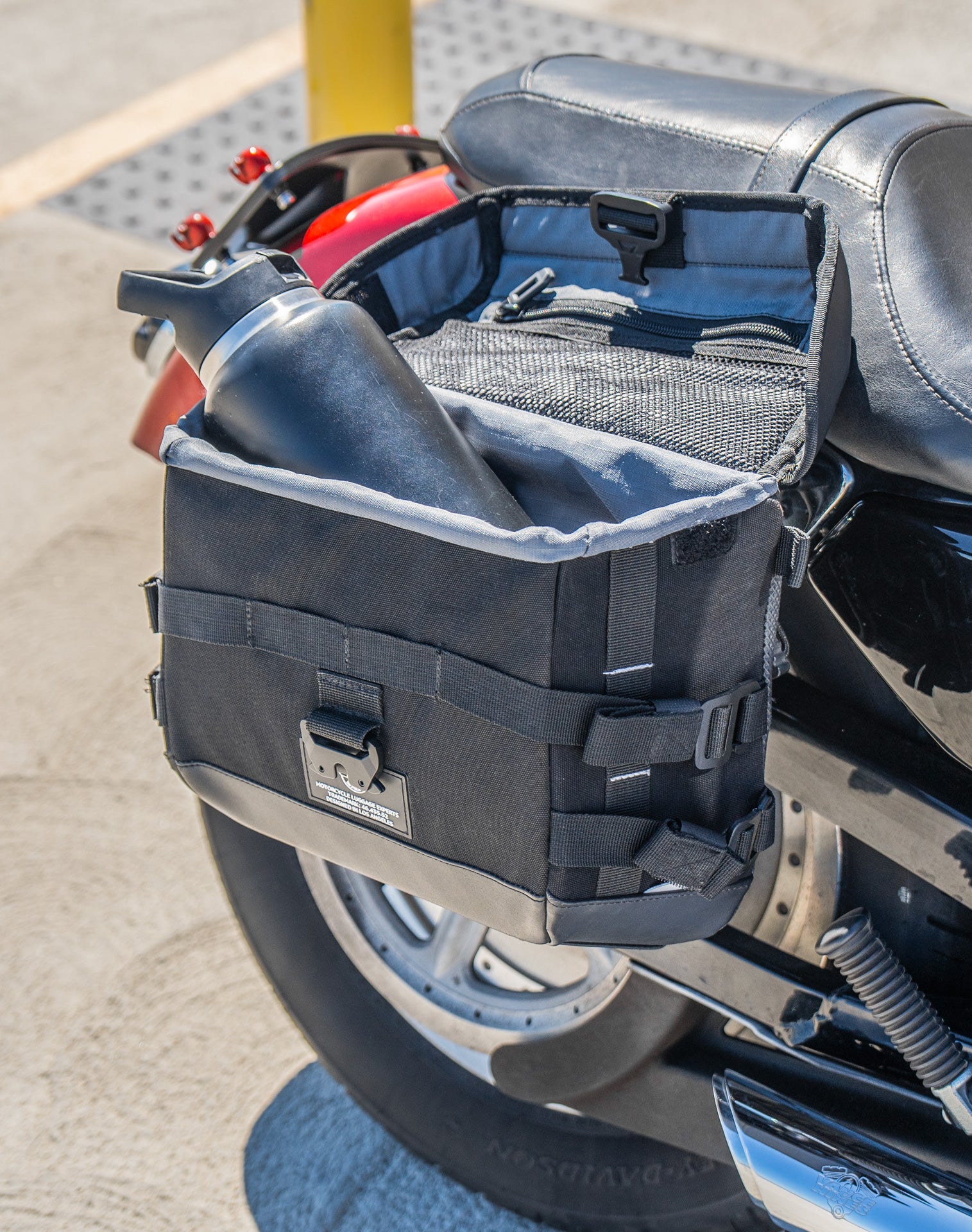 20L - Incognito Quick-Mount Small Saddlebags for Harley Sportster 883 Custom XL883C/XLH883C Lifestyle 4