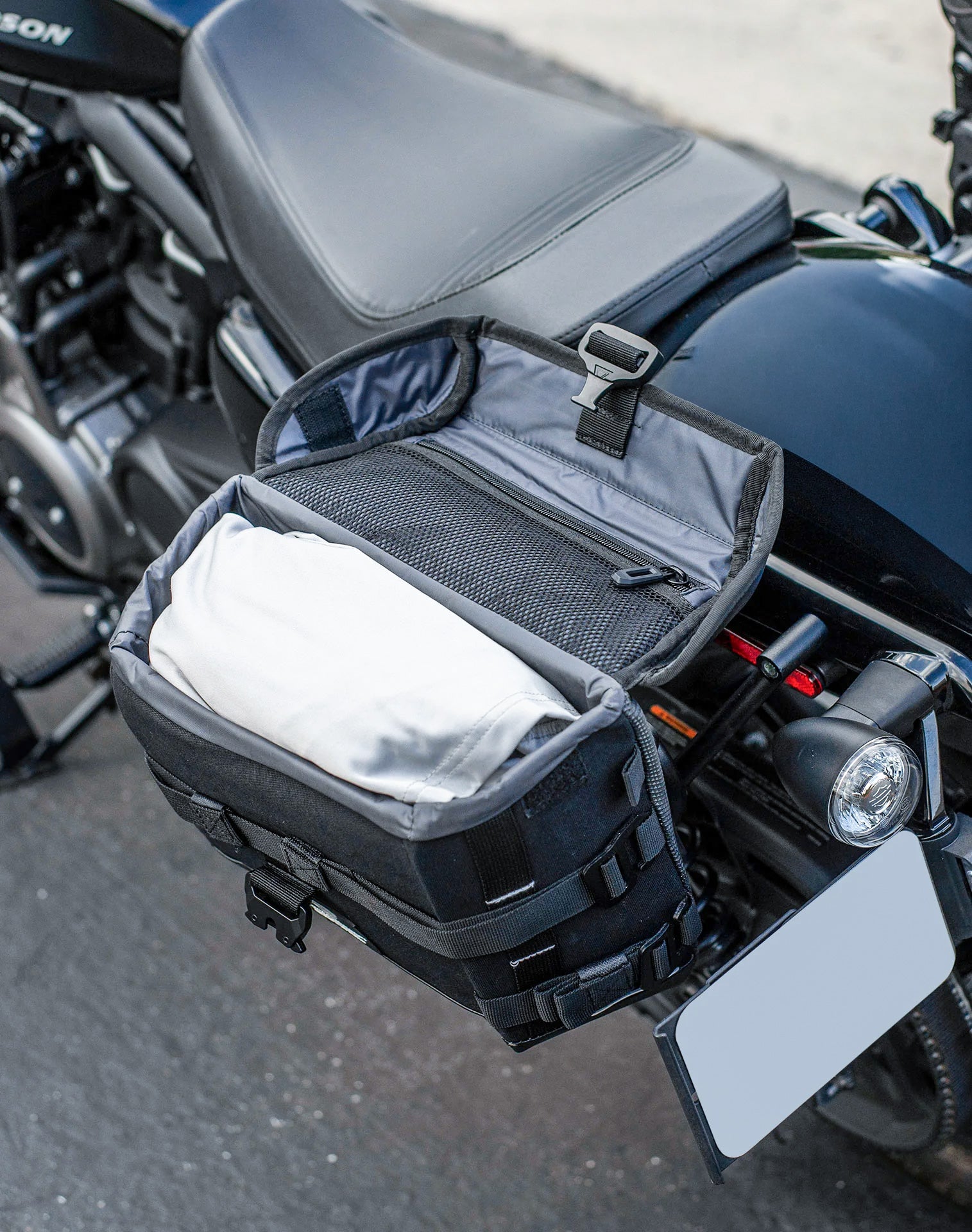 20L - Incognito Quick-Mount Small Harley Nightster RH975/S Saddlebags Lifestyle