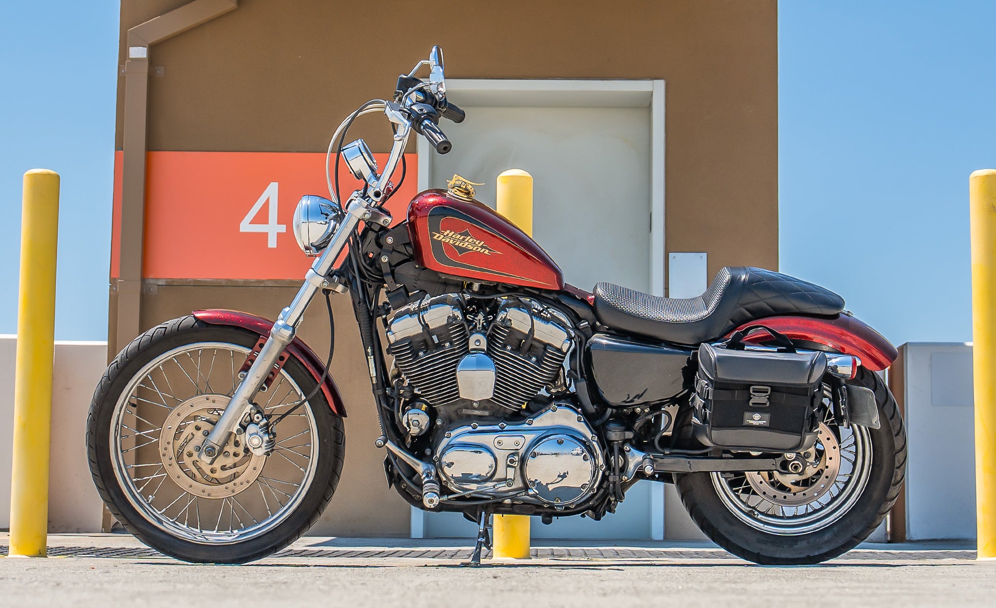 20L - Incognito Quick-Mount Small Saddlebags for Harley Sportster Seventy Two XL1200V Life Style Photo @expand