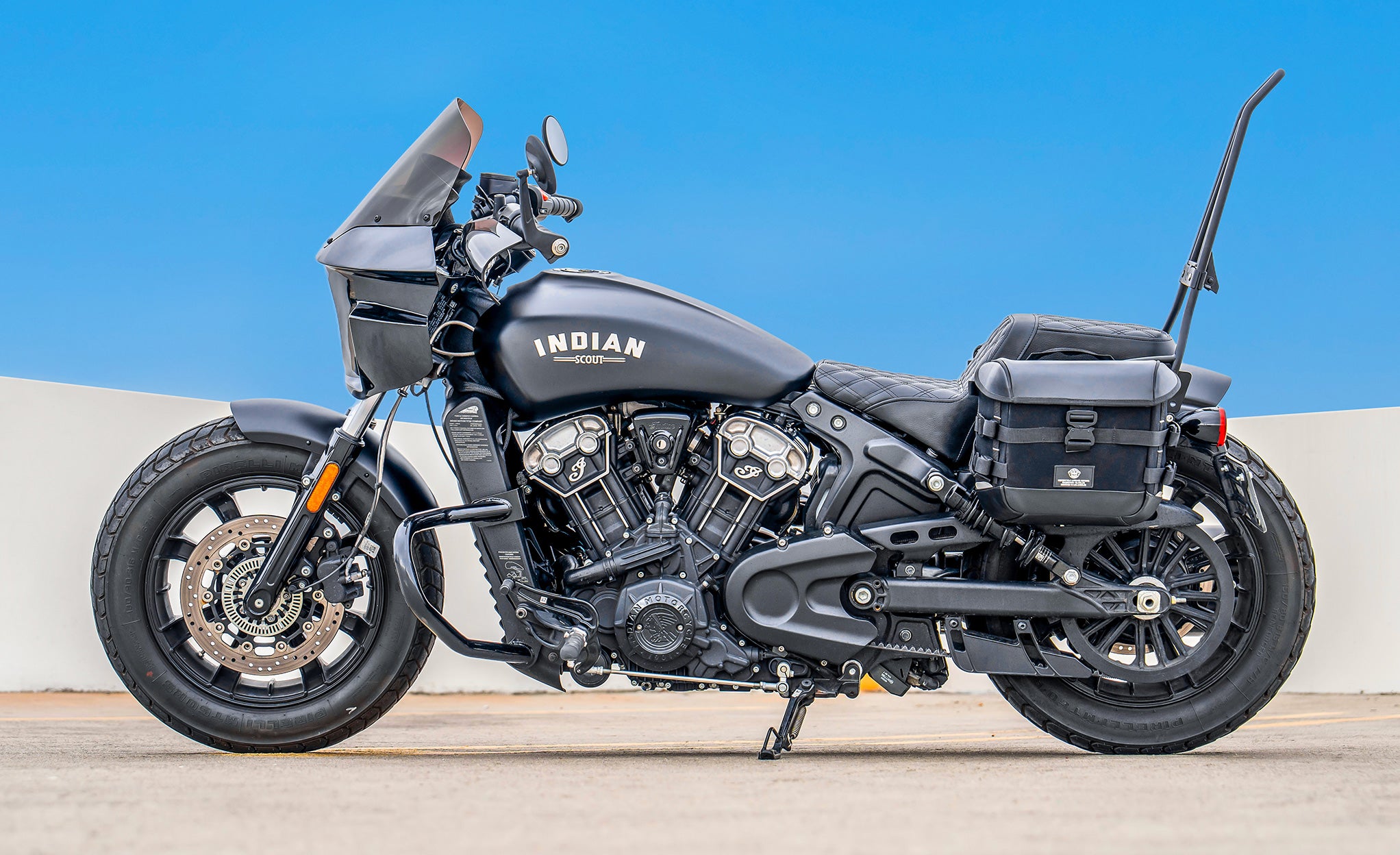 20L - Incognito Quick-Mount Small Indian Scout Bobber Sixty Saddlebags Lifestyle @expand