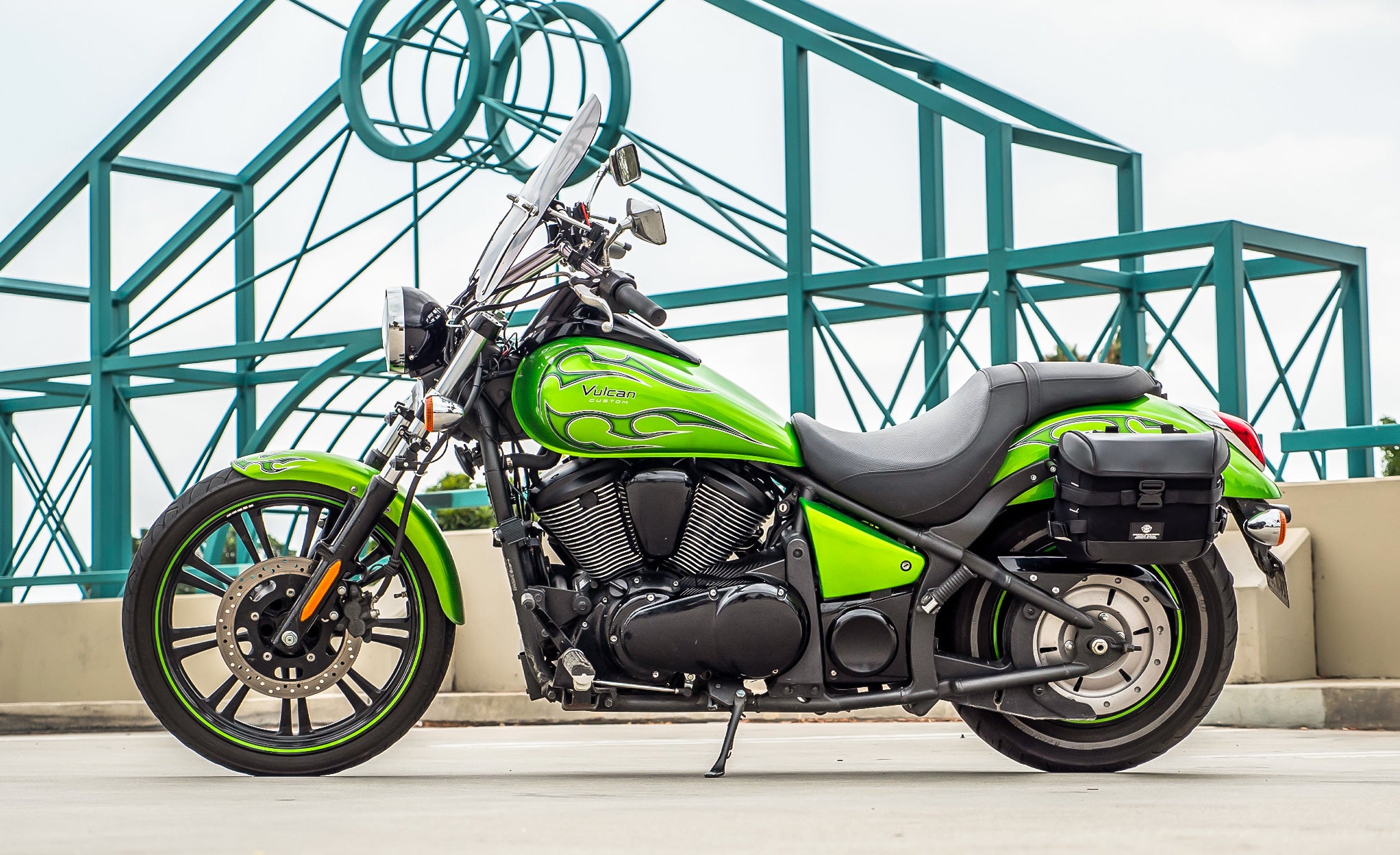 20L - Incognito Quick-Mount Small Kawasaki Vulcan 900 Custom VN900C Saddlebags Life Style Photo @expand