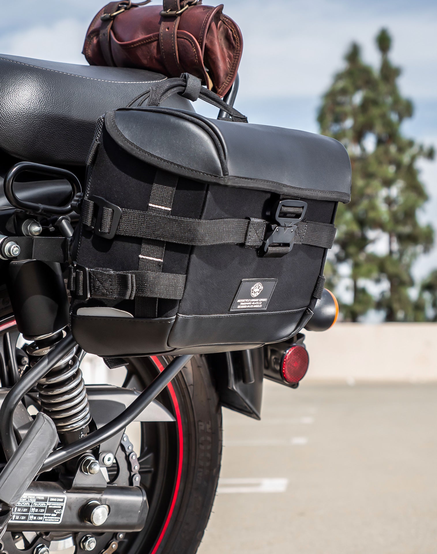 20L - Incognito Quick-Mount Small Royal Enfield Classic 350 (2022+) Saddlebags Life style 2