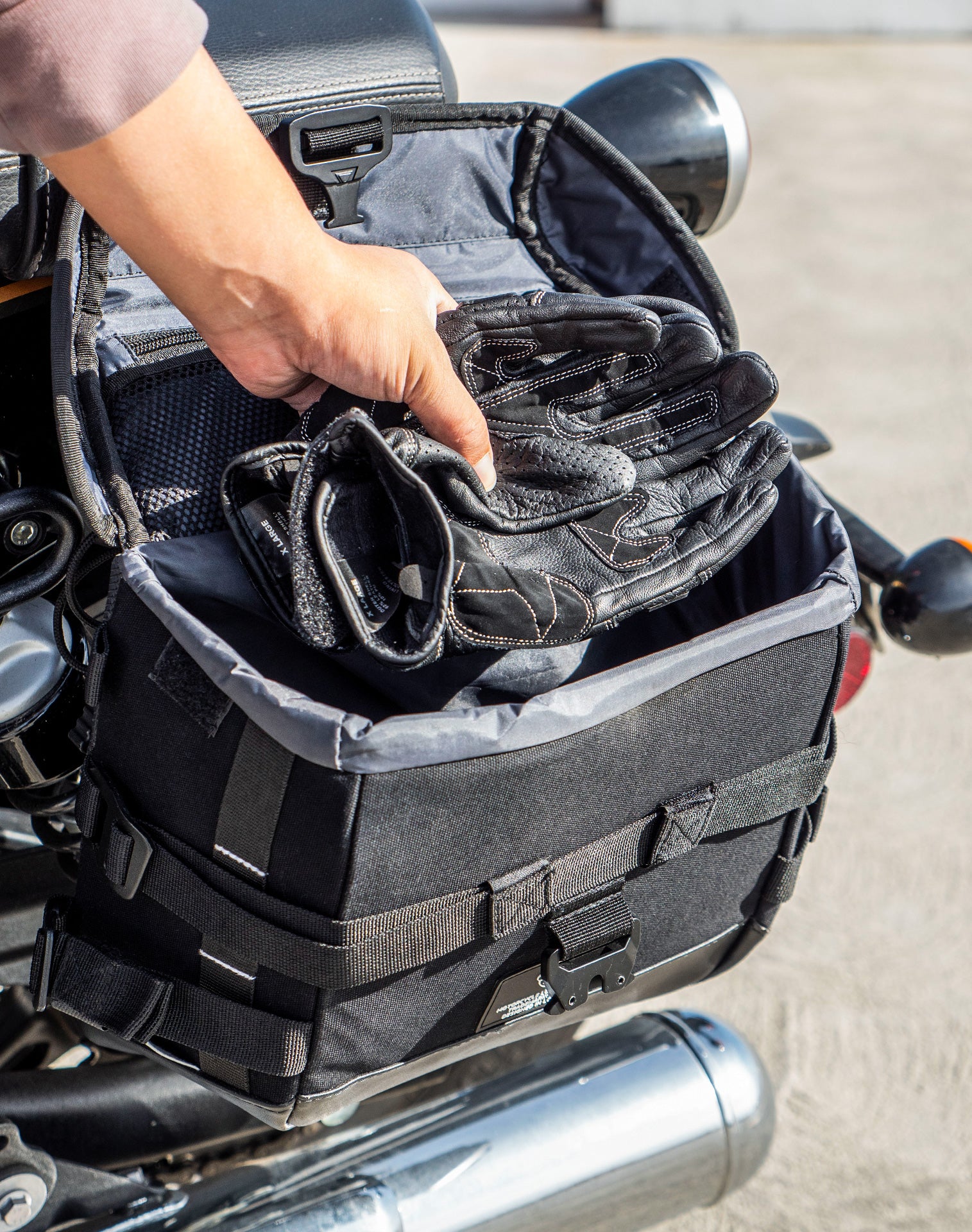 20L - Incognito Quick-Mount Small Royal Enfield Super Meteor 650 Saddlebags Life style 4