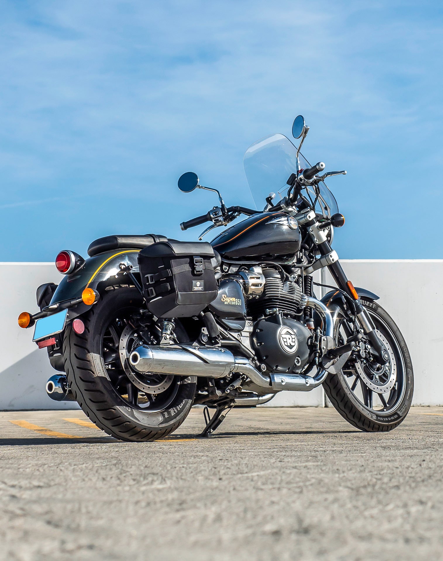 20L - Incognito Quick-Mount Small Royal Enfield Super Meteor 650 Saddlebags Life style 1