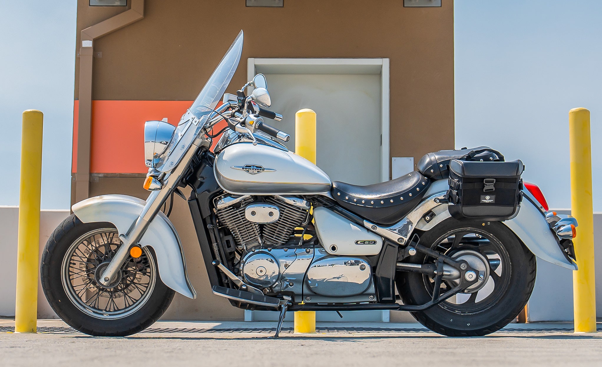 20L - Incognito Quick-Mount Small Suzuki Boulevard C50 VL800 Saddlebags Life Style Photo @expand