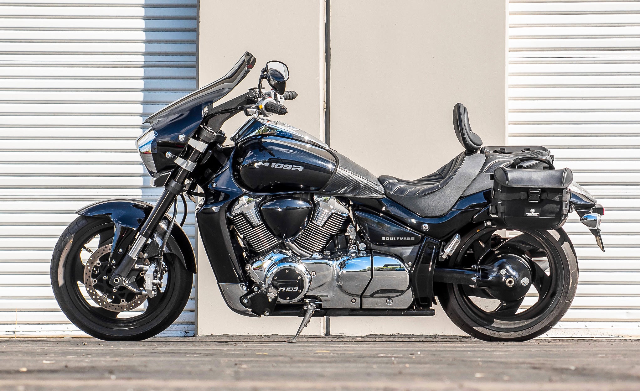 20L - Incognito Quick-Mount Small Suzuki Boulevard M109 VZR1800 Saddlebags Life Style Photo @expand
