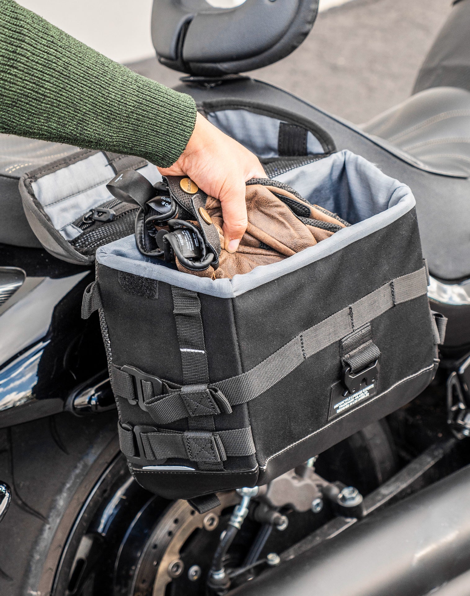 20L - Incognito Quick-Mount Small Suzuki Boulevard M109 VZR1800 Saddlebags Life style 4
