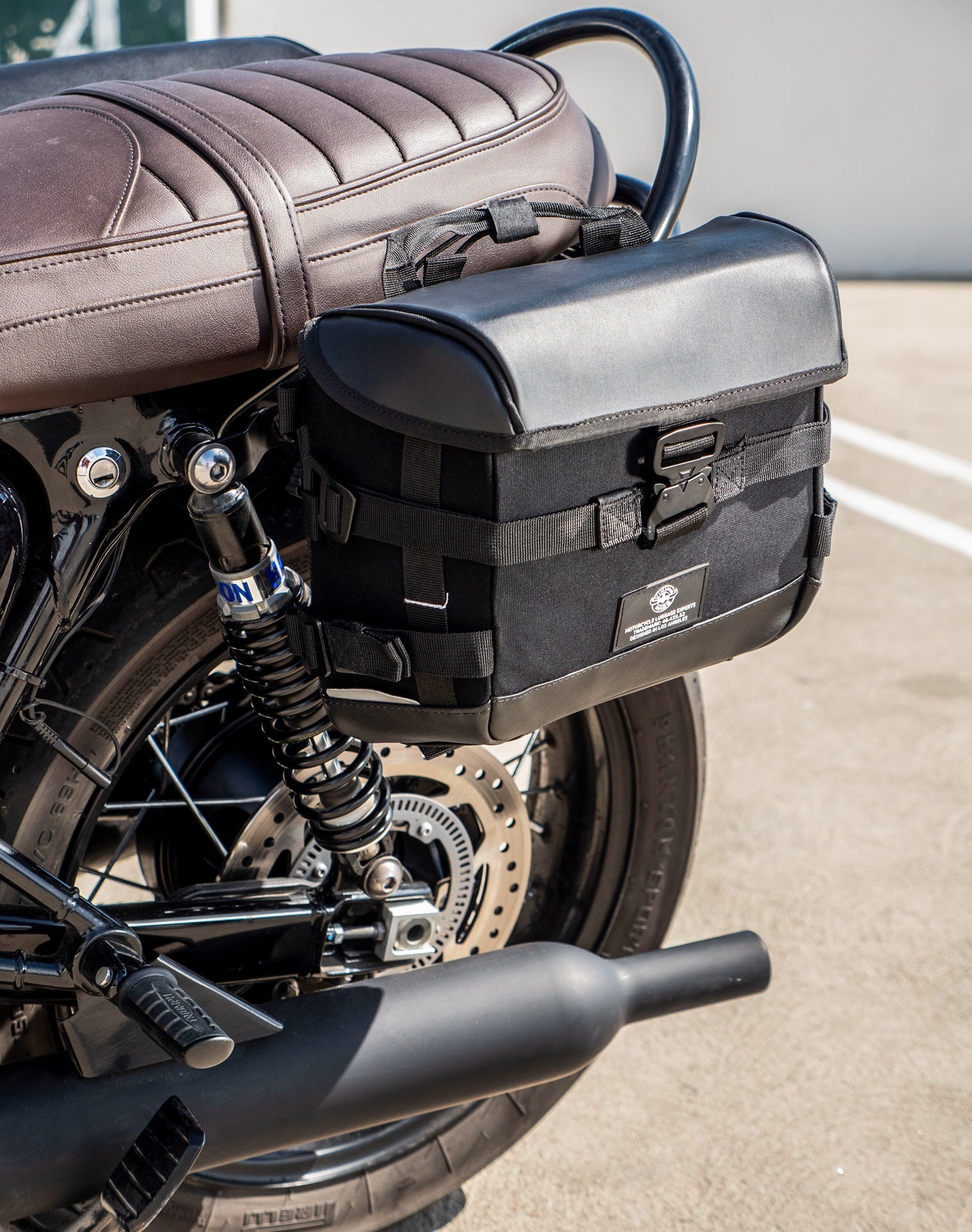 20L - Incognito Quick-Mount Small Triumph Bonneville T100 Saddlebags Life style 2