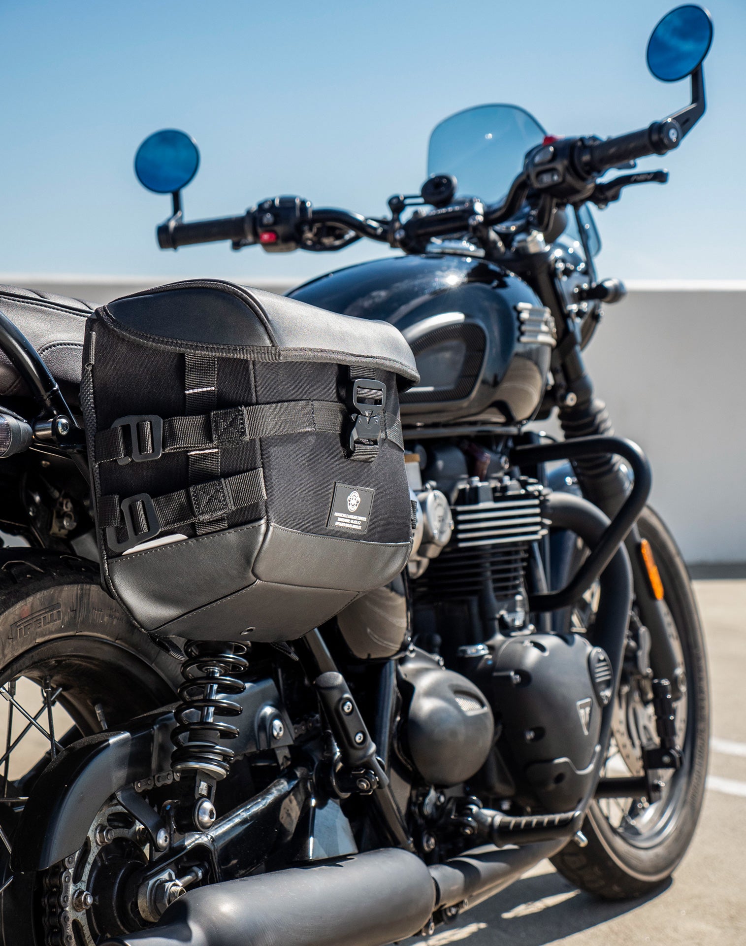 20L - Incognito Quick-Mount Small Triumph Bonneville T100 Saddlebags Life style 1