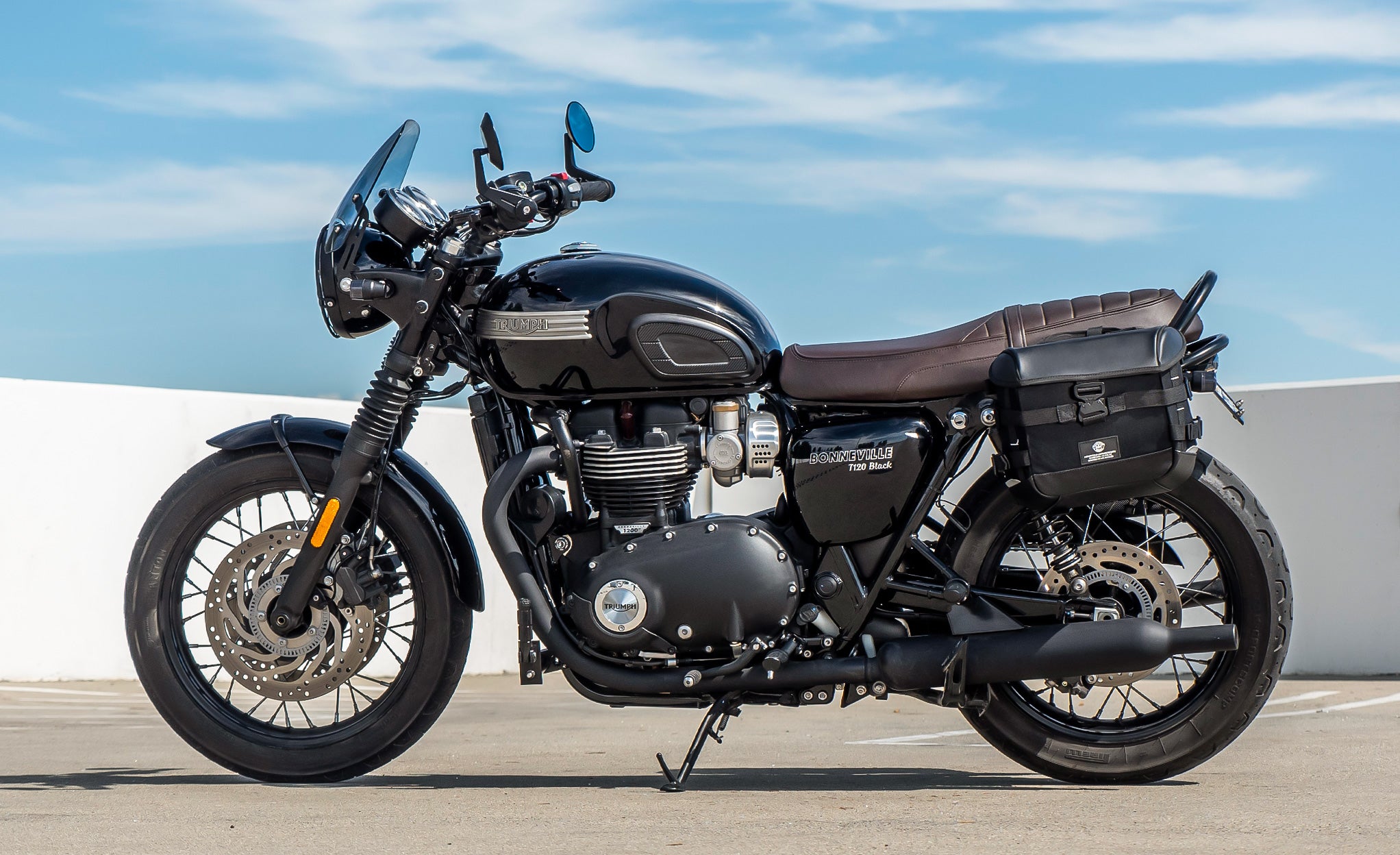 20L - Incognito Quick-Mount Small Triumph Bonneville T120 Saddlebags Life Style Photo @expand