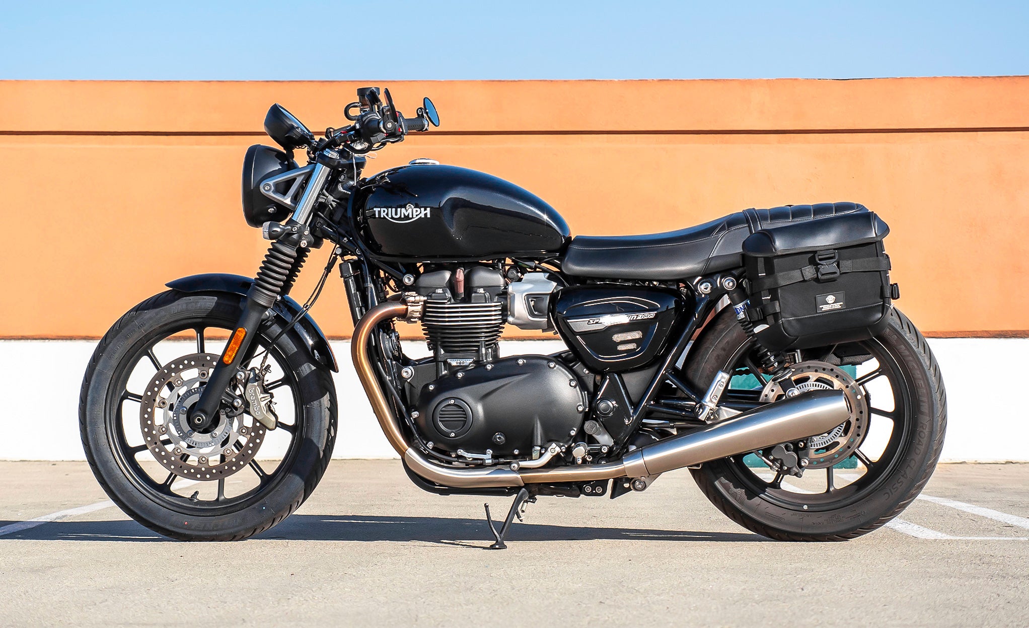 20L - Incognito Quick-Mount Small Triumph Street Twin 900 (2016-21) Saddlebags Life Style Photo @expand