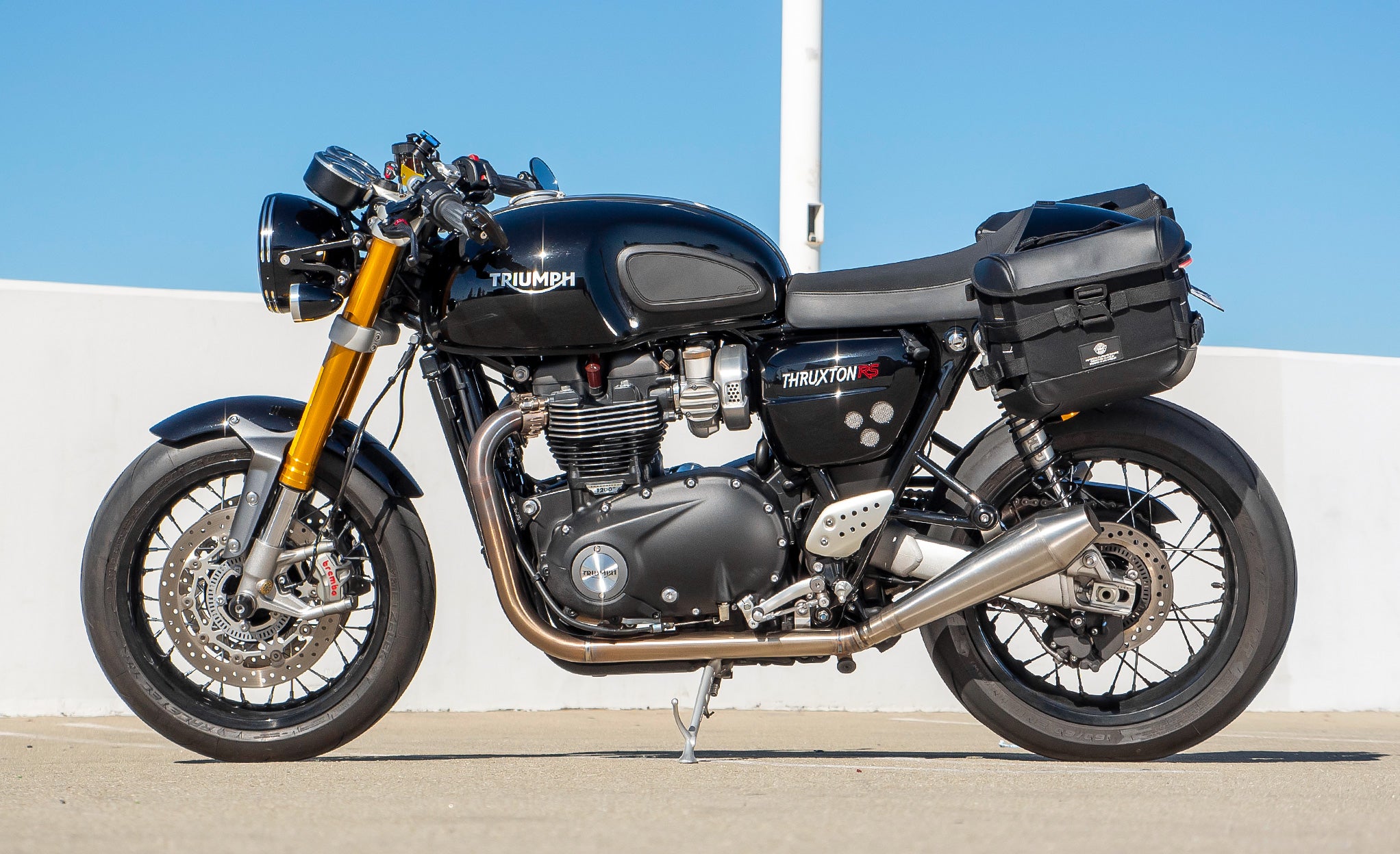 20L - Incognito Quick-Mount Small Triumph Thruxton RS 2019+ Saddlebags Life Style Photo @expand