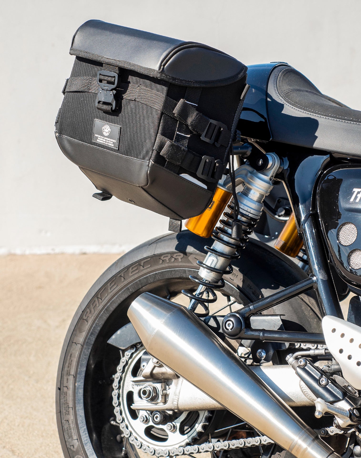 20L - Incognito Quick-Mount Small Triumph Thruxton RS 2019+ Saddlebags Life style 3
