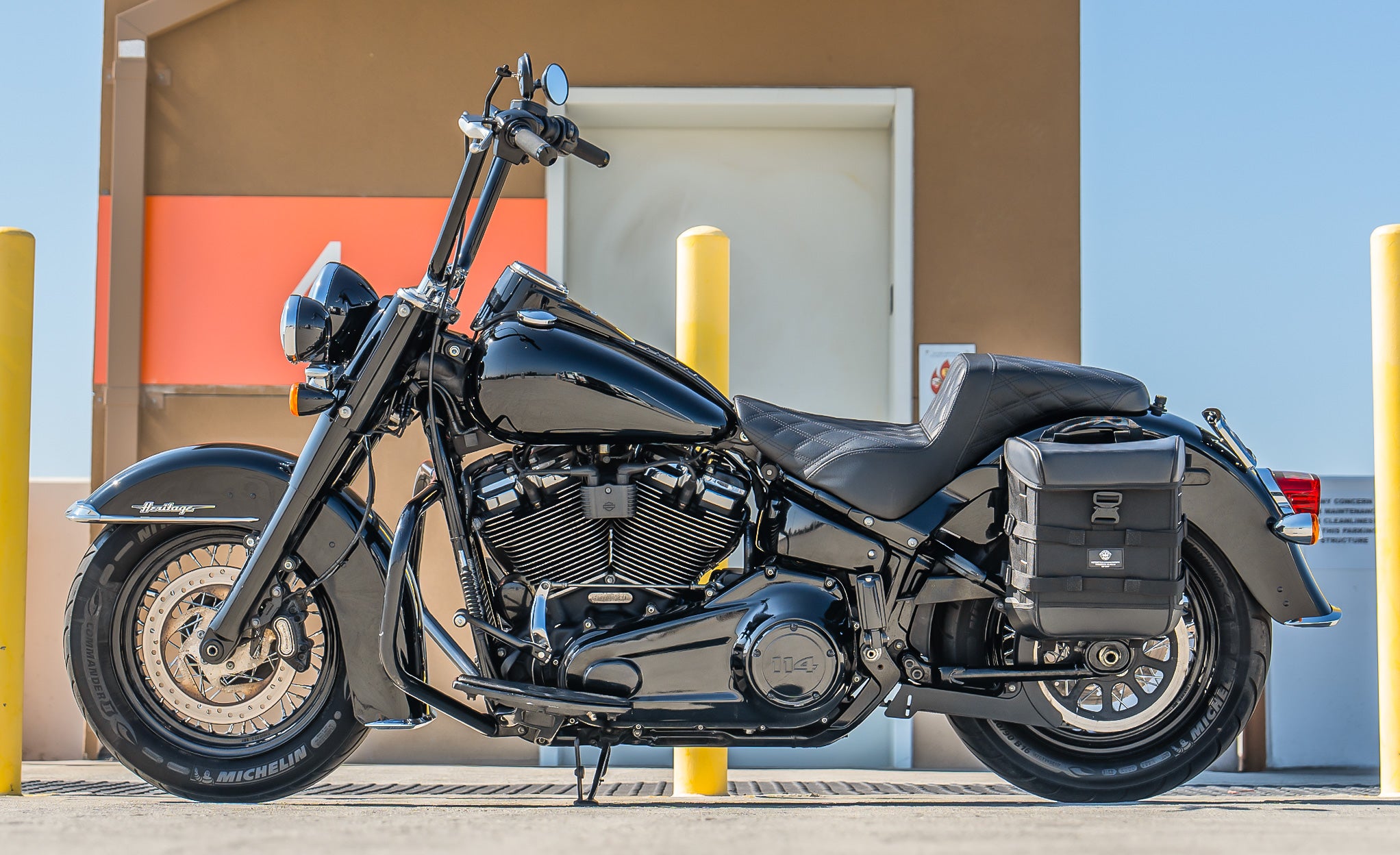 15L - Incognito Quick Mount Medium Solo Motorcycle Saddlebag (Left Only) for Harley Softail Heritage FLHC/S Lifestyle @expand