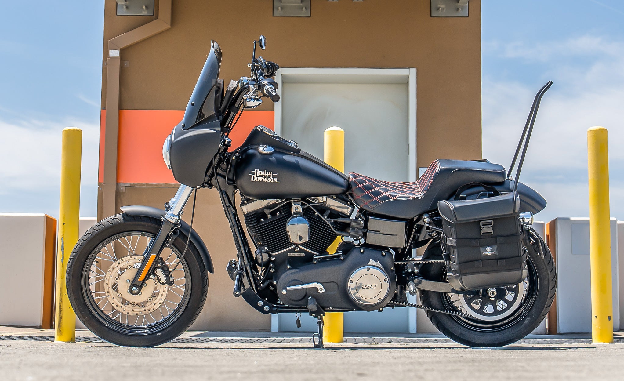 15L - Incognito Quick Mount Medium Solo Motorcycle Saddlebag (Left Only) for Harley Dyna Street Bob FXDB/I @expand