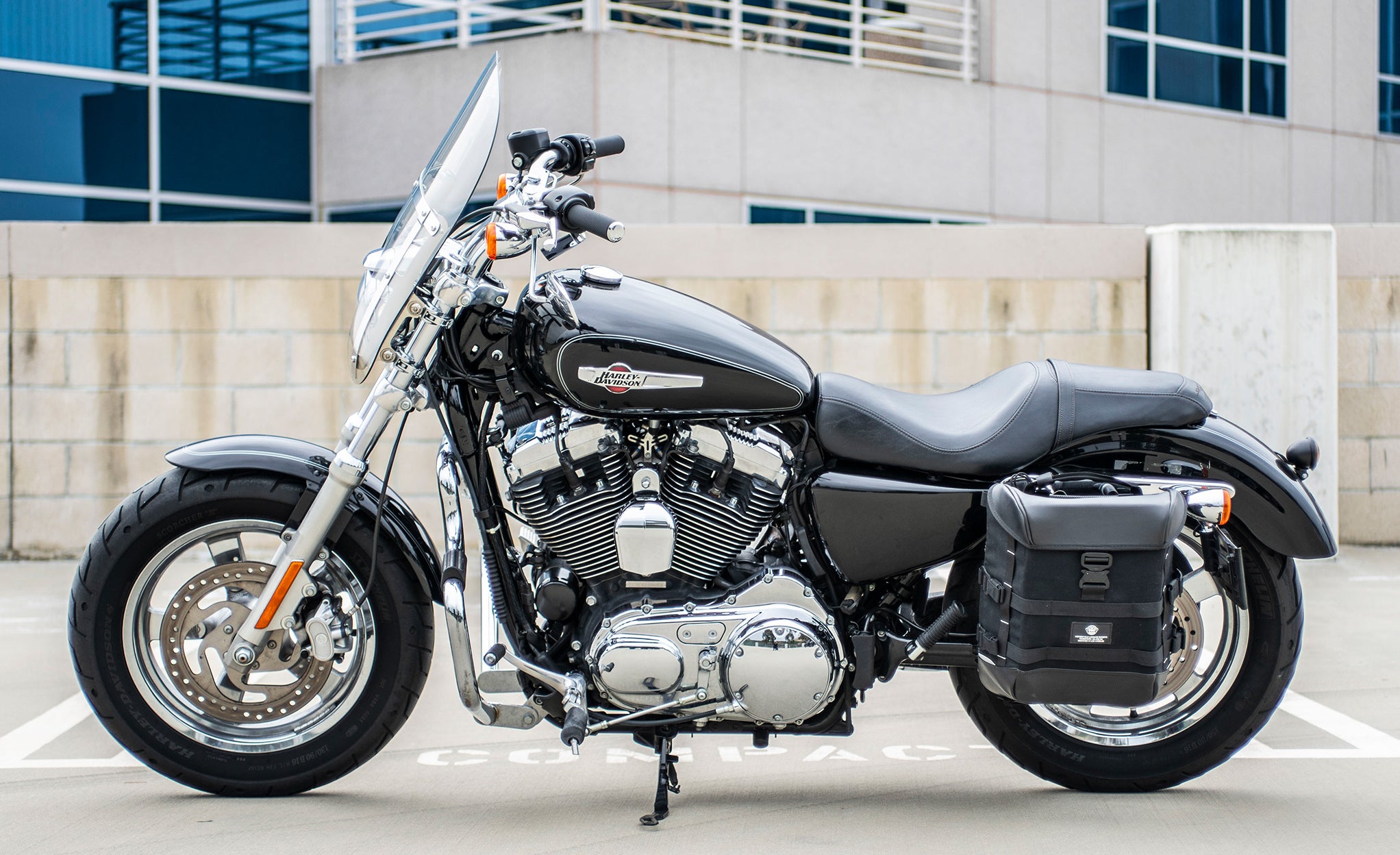 15L - Incognito Quick Mount Medium Solo Motorcycle Saddlebag (Left Only) for Harley Sportster 1200 Custom XL1200C/XLH1200C/XL50 @expand