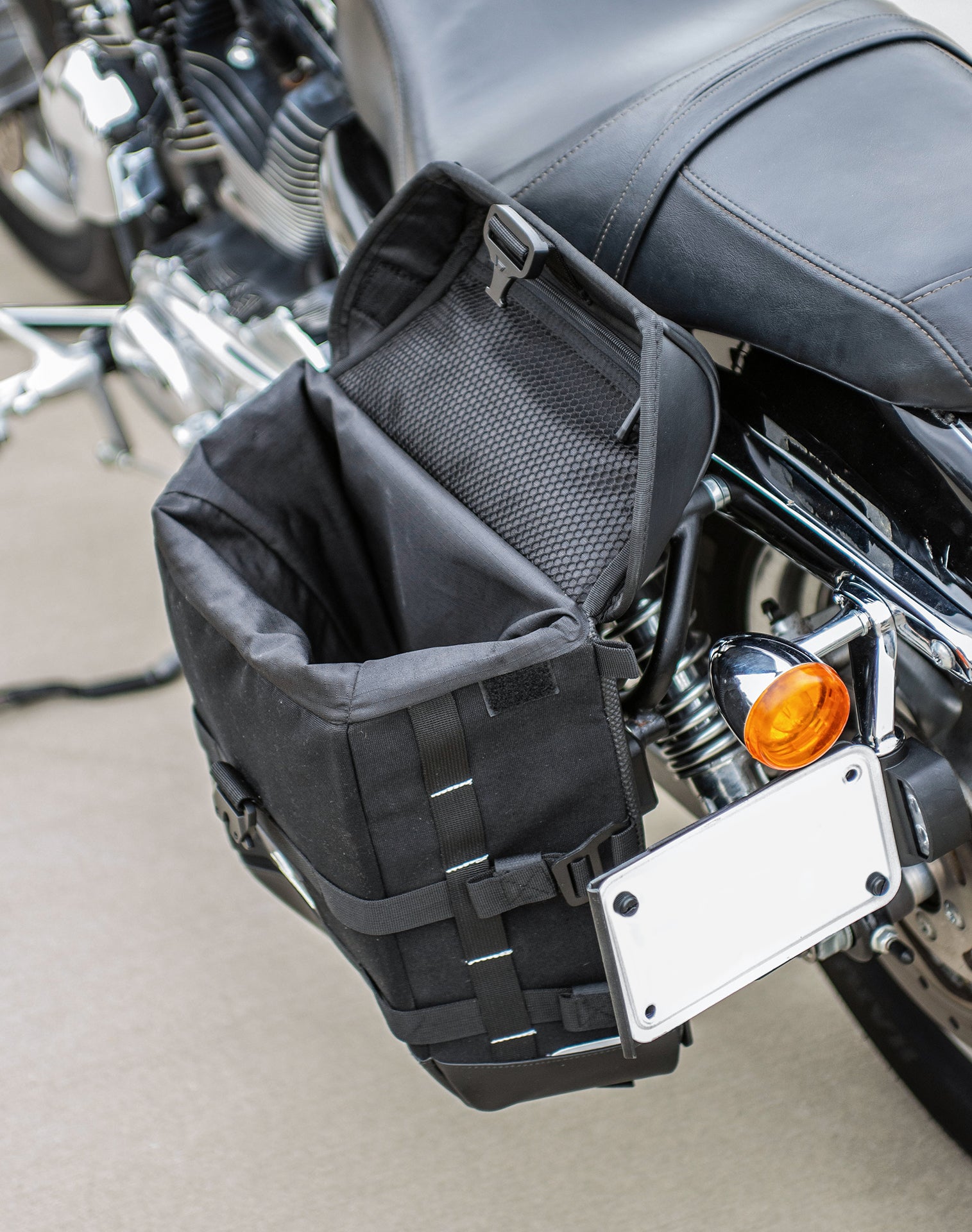 15L - Incognito Quick Mount Medium Solo Motorcycle Saddlebag (Left Only) for Harley Sportster 1200 Custom XL1200C/XLH1200C/XL50 v4