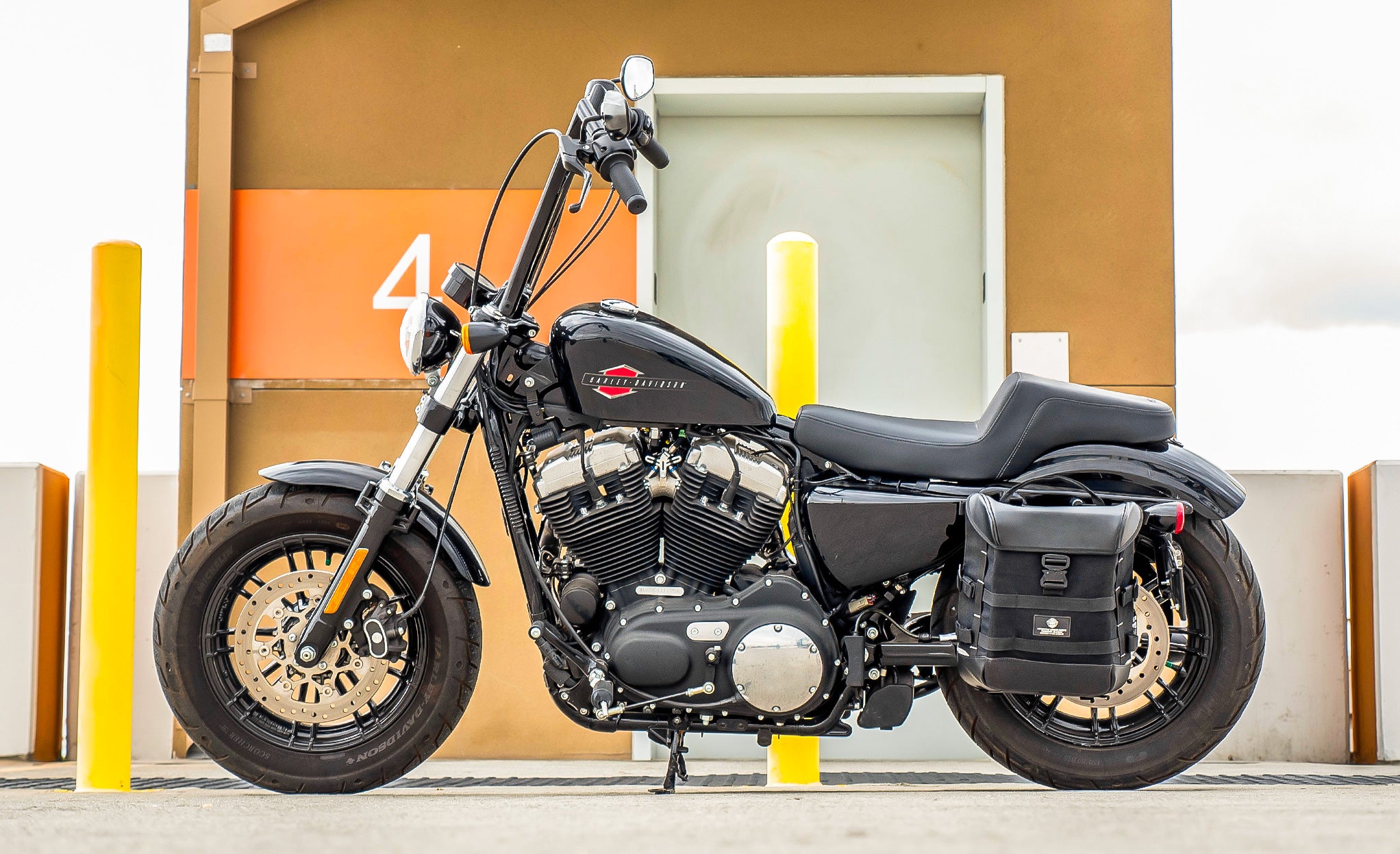 15L - Incognito Quick Mount Medium Solo Motorcycle Saddlebag (Left Only) for Harley Sportster Forty Eight XL1200X/XL1200XS @expand