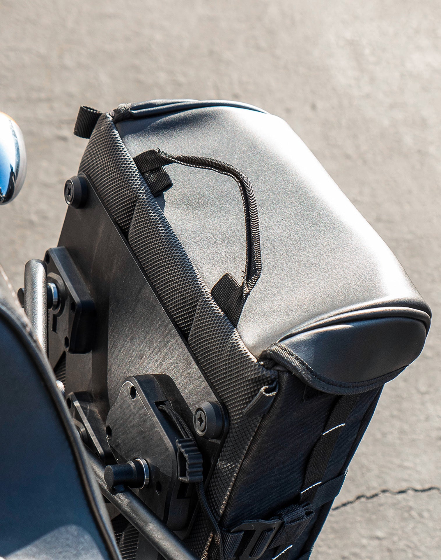 15L - Incognito Quick Mount Medium Solo Motorcycle Saddlebag (Left Only) for Harley Dyna Low Rider FXDL/I v3