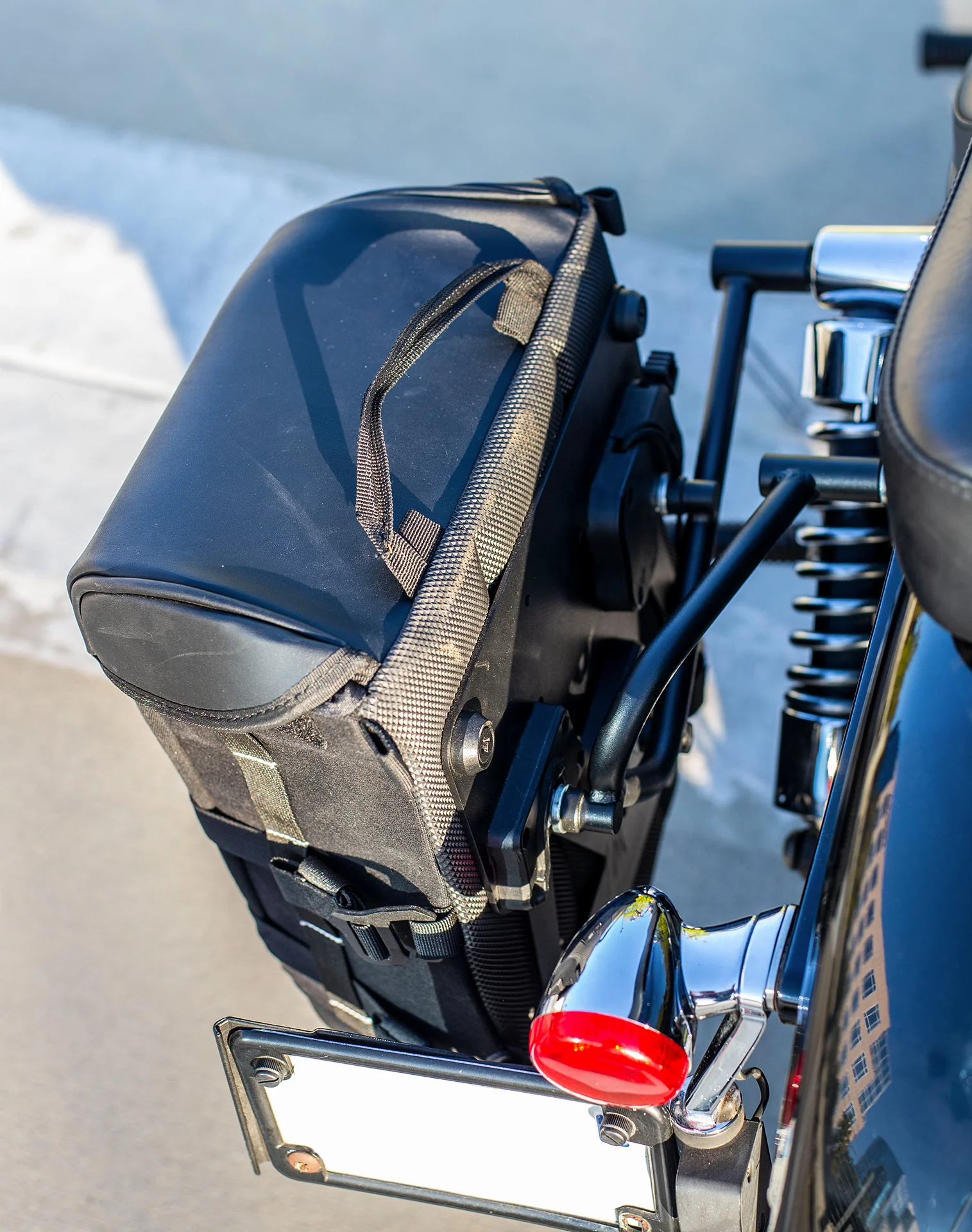 15L - Incognito Quick Mount Medium Solo Saddlebag (Left Only) for Harley Dyna Low Rider S FXDLS v3