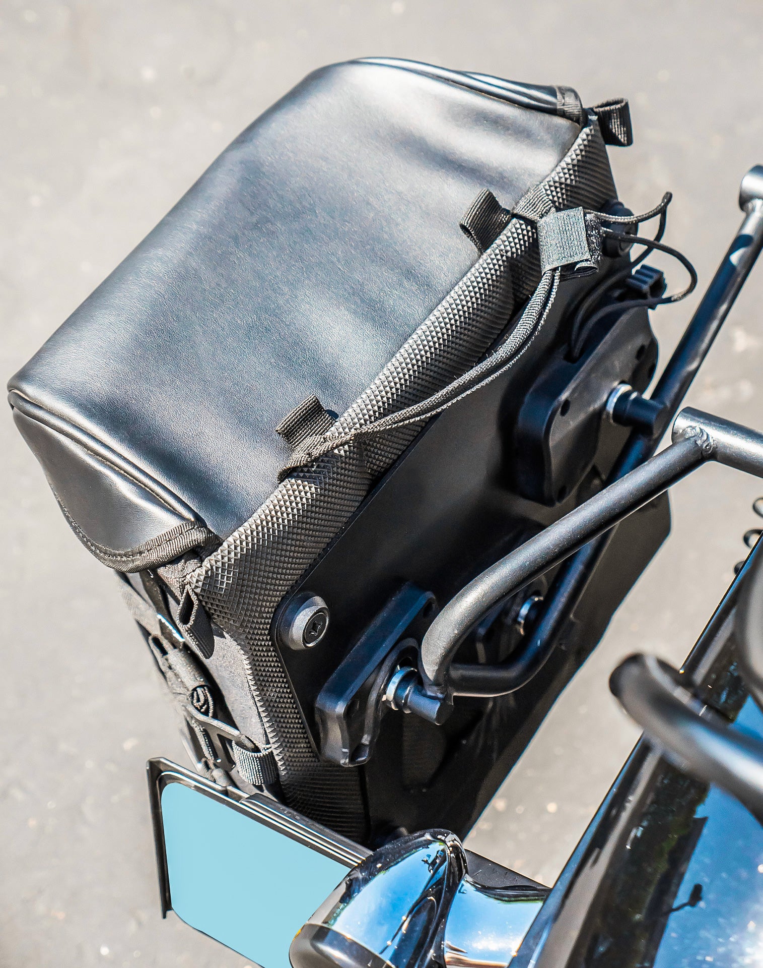 15L - Incognito Quick Mount Medium Solo Motorcycle Saddlebag (Left Only) for Harley Dyna Wide Glide FXDWG/I v3