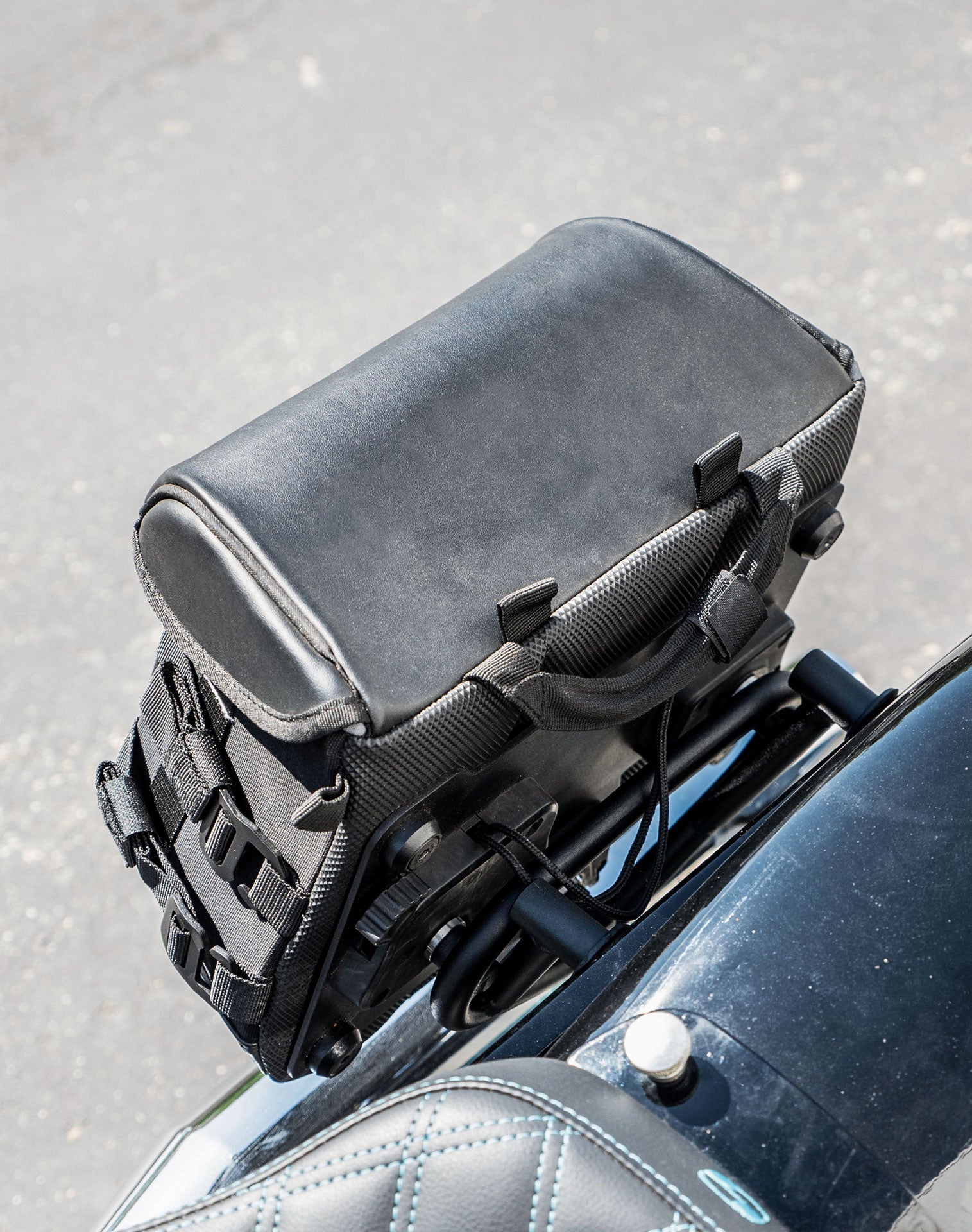 10L - Incognito Quick Mount Small Solo Motorcycle Saddlebag (Right Only) for Harley Softail Heritage FLHC/S Lifestyle