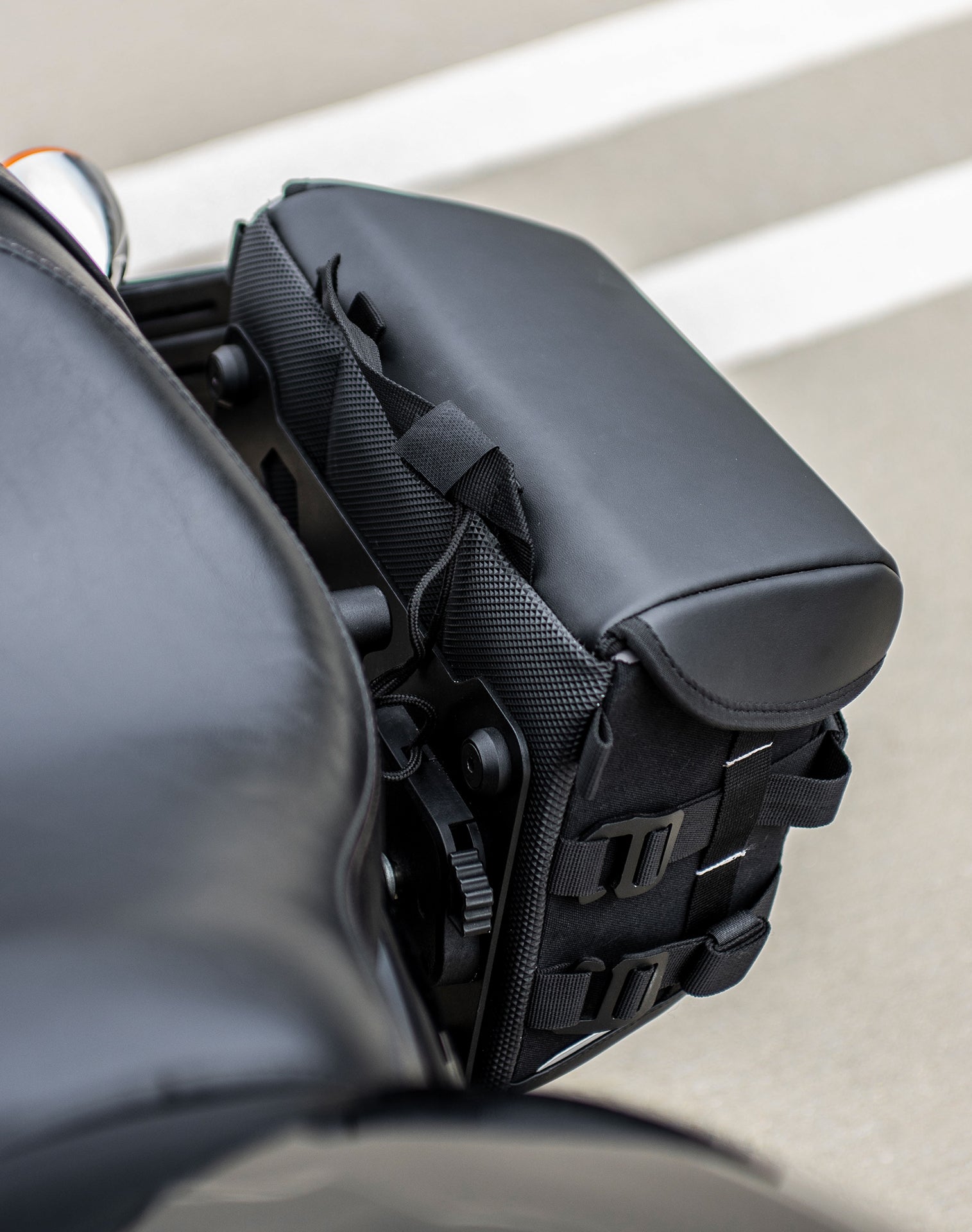 10L - Incognito Quick Mount Small Solo Motorcycle Saddlebag (Left Only) for Harley Sportster 1200 Custom XL1200C/XLH1200C/XL50 v3