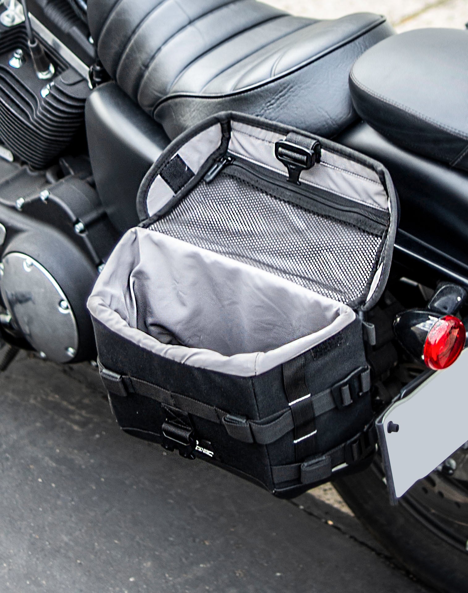 10L - Incognito Quick Mount Small Solo Motorcycle Saddlebag (Left Only) for Harley Sportster 883 Iron XL883N v3