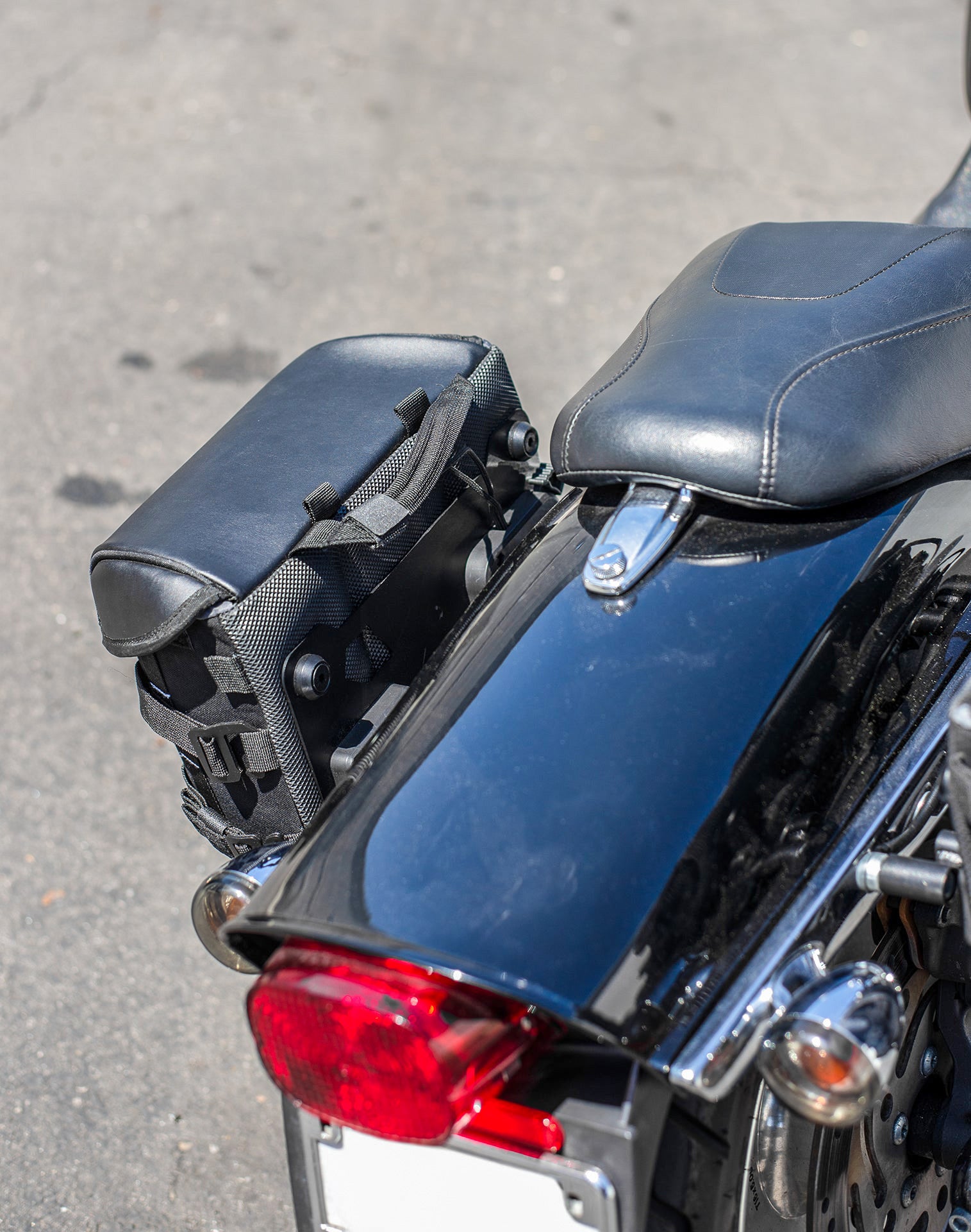 10L - Incognito Quick Mount Small Solo Saddlebag (Left Only) for Harley Davidson Dyna Fat Bob FXDF/SE v3
