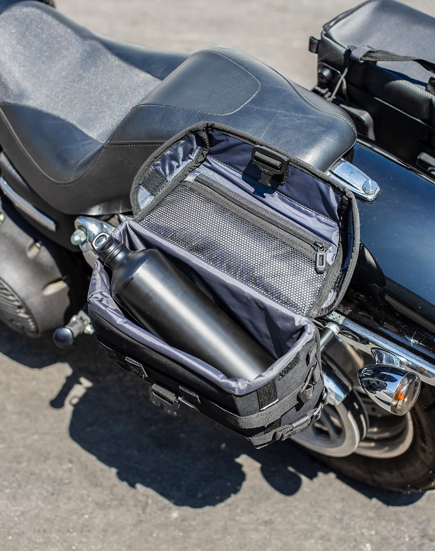 10L - Incognito Quick Mount Small Solo Saddlebag (Left Only) for Harley Davidson Dyna Fat Bob FXDF/SE v2