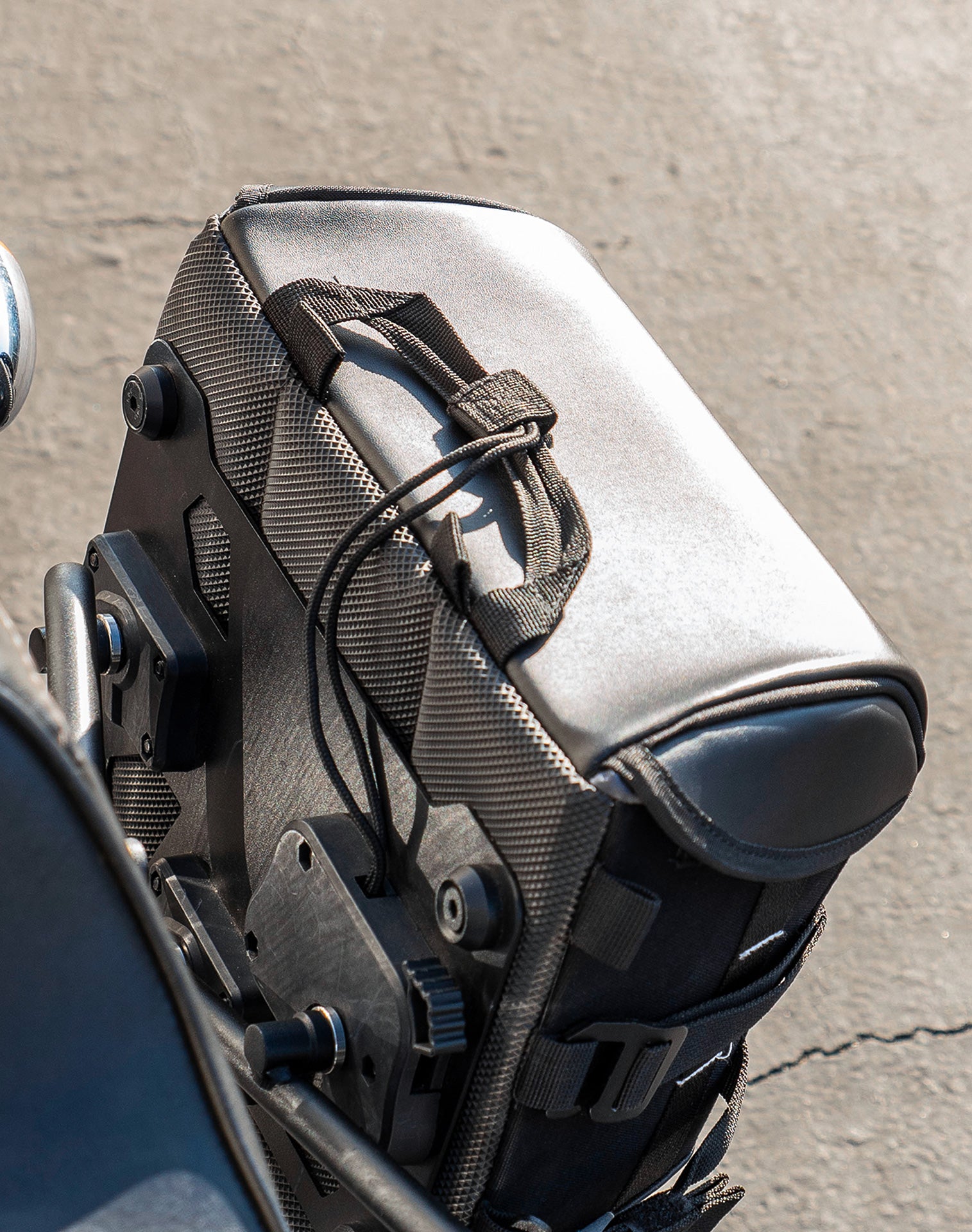 10L - Incognito Quick Mount Small Solo Saddlebag (Left Only) for Harley Davidson Dyna Low Rider FXDL/I v3
